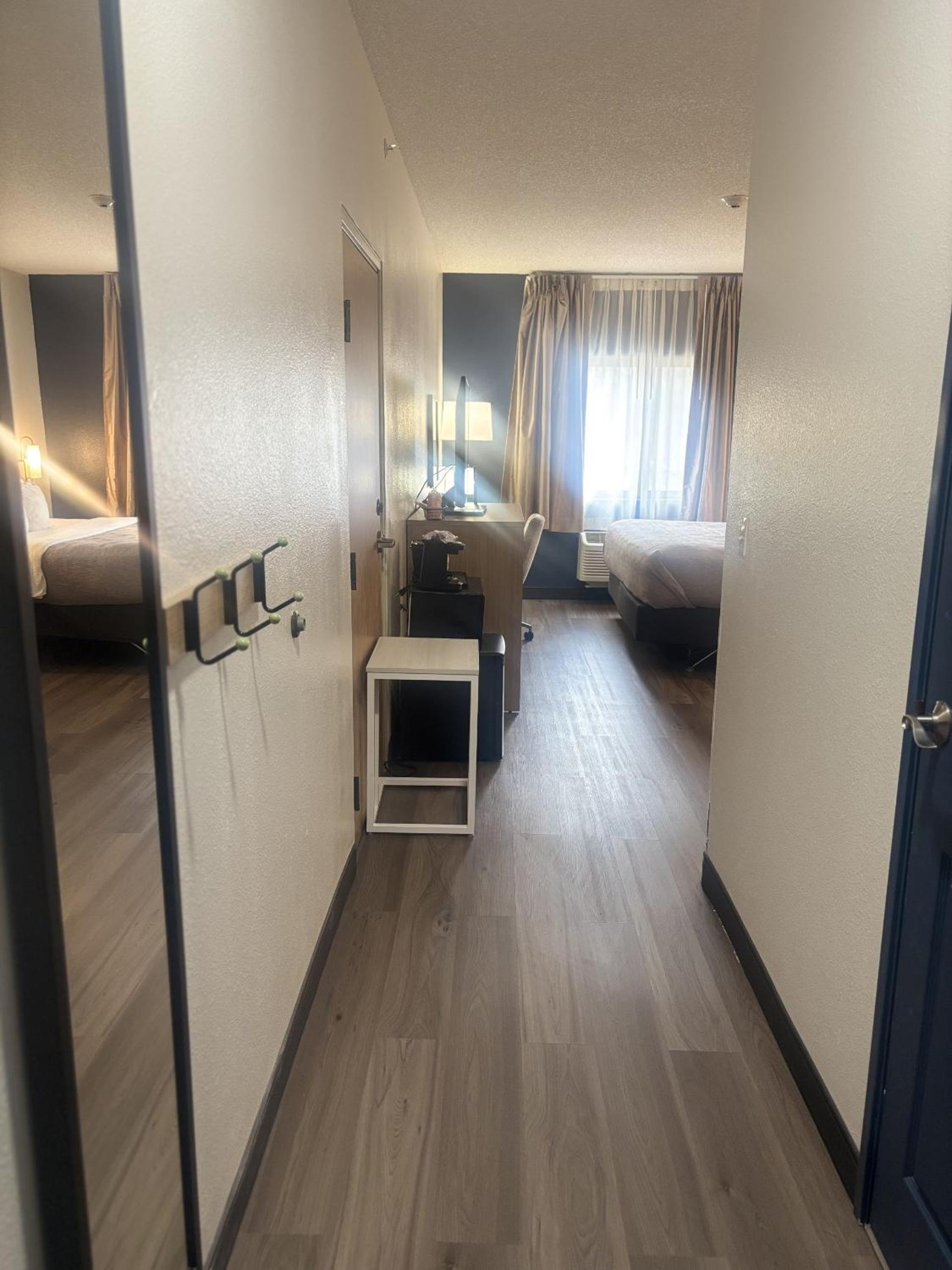 King Room with Bath Tub - Mobility/Hearing Access photo 3