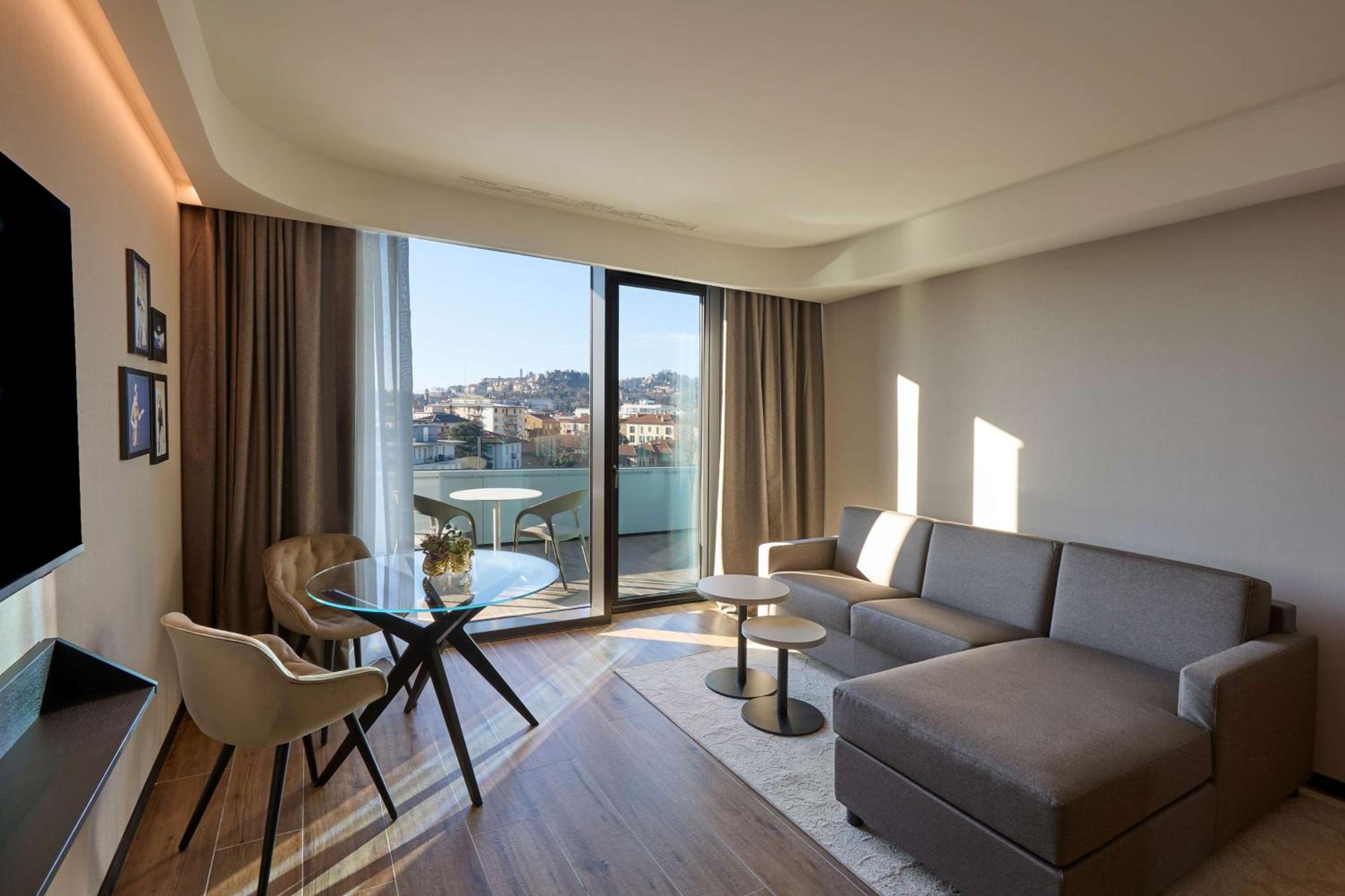 Suite - Photo 3
