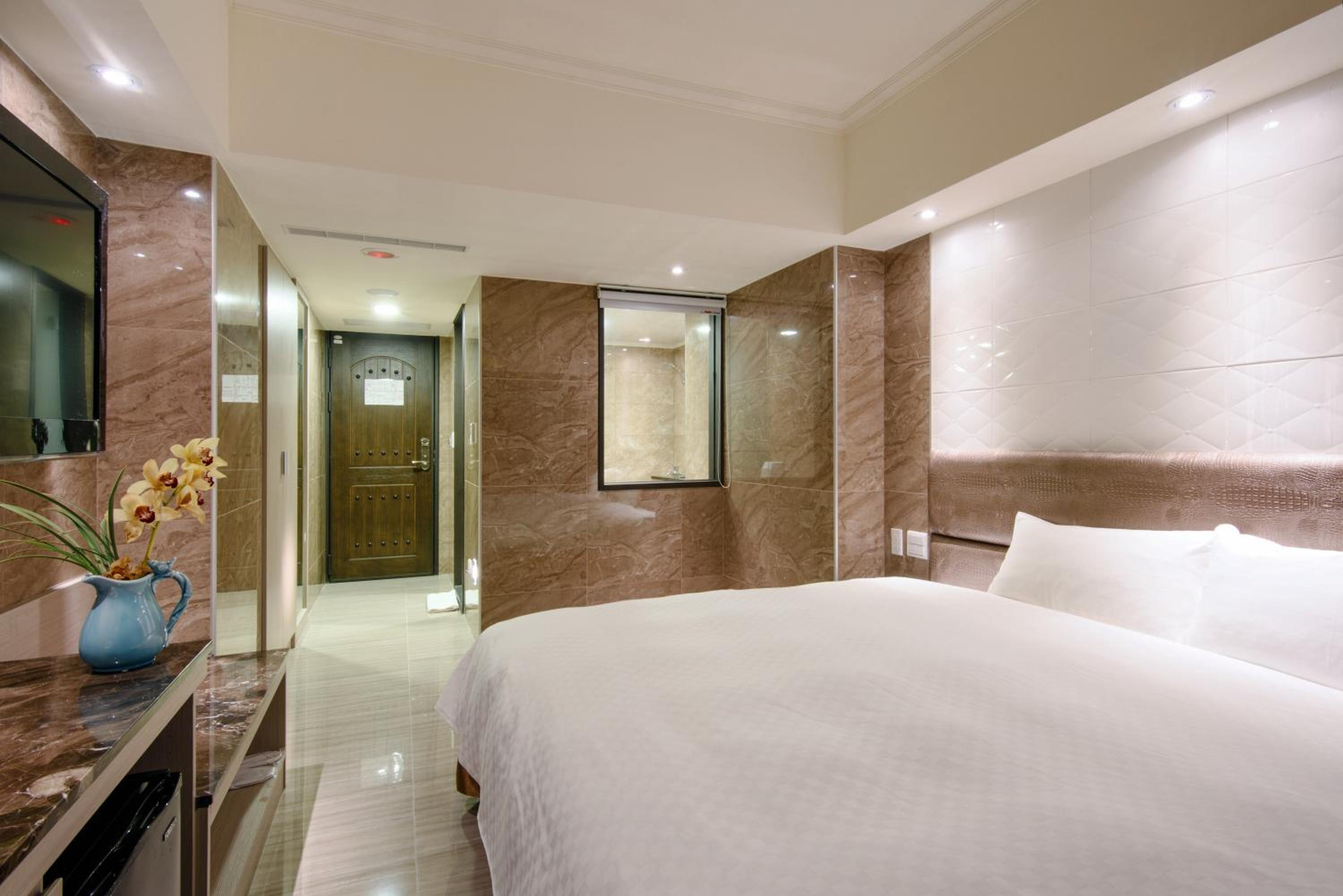 Quadruple Room with Street View photo 3