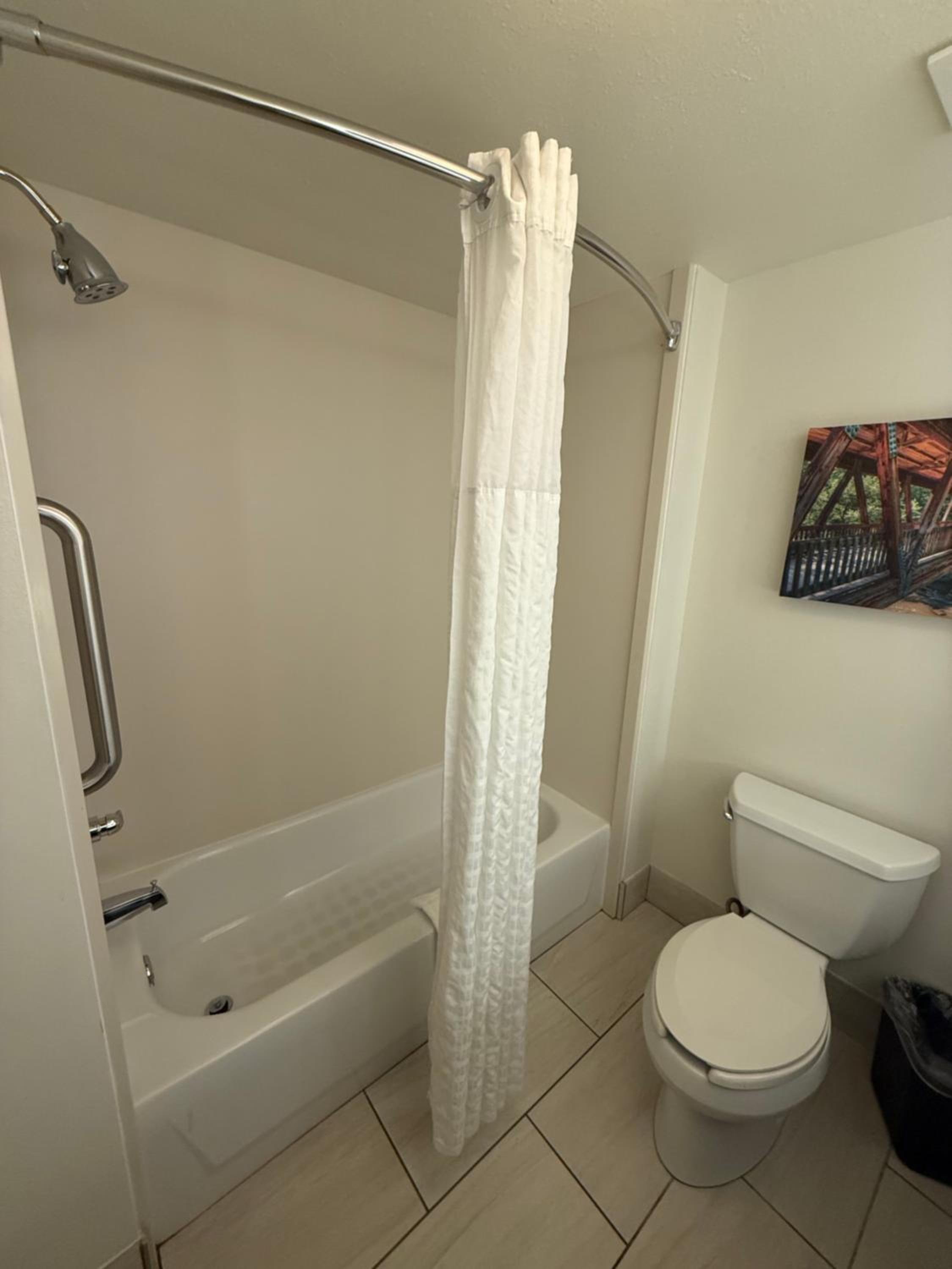 Queen Room with Two Queen Beds - Non-Smoking - Photo 6