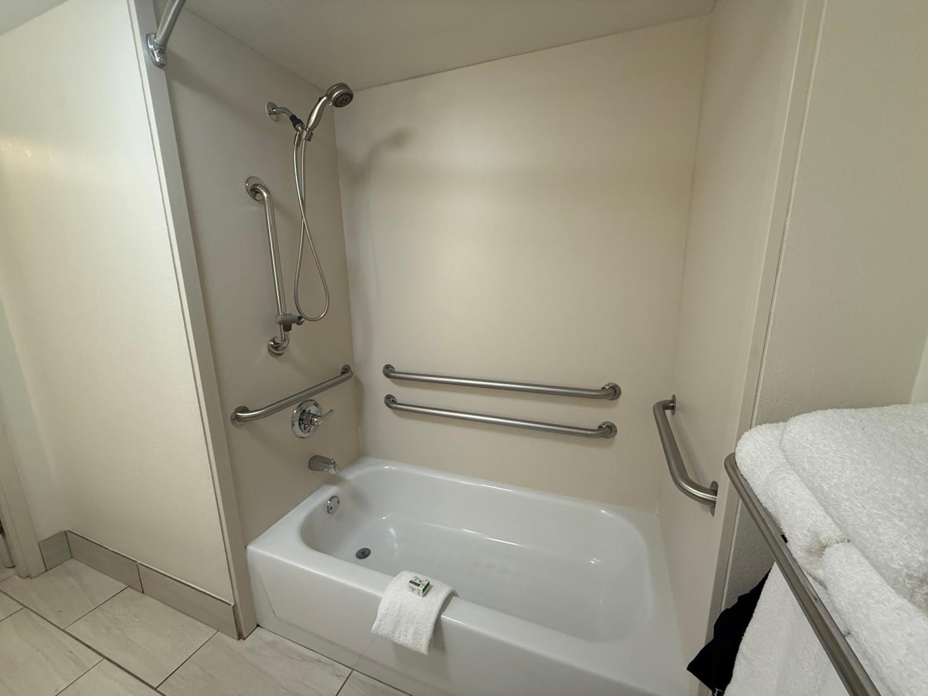 Queen Room with Two Queen Beds - Mobility Access/Non-Smoking - Photo 6