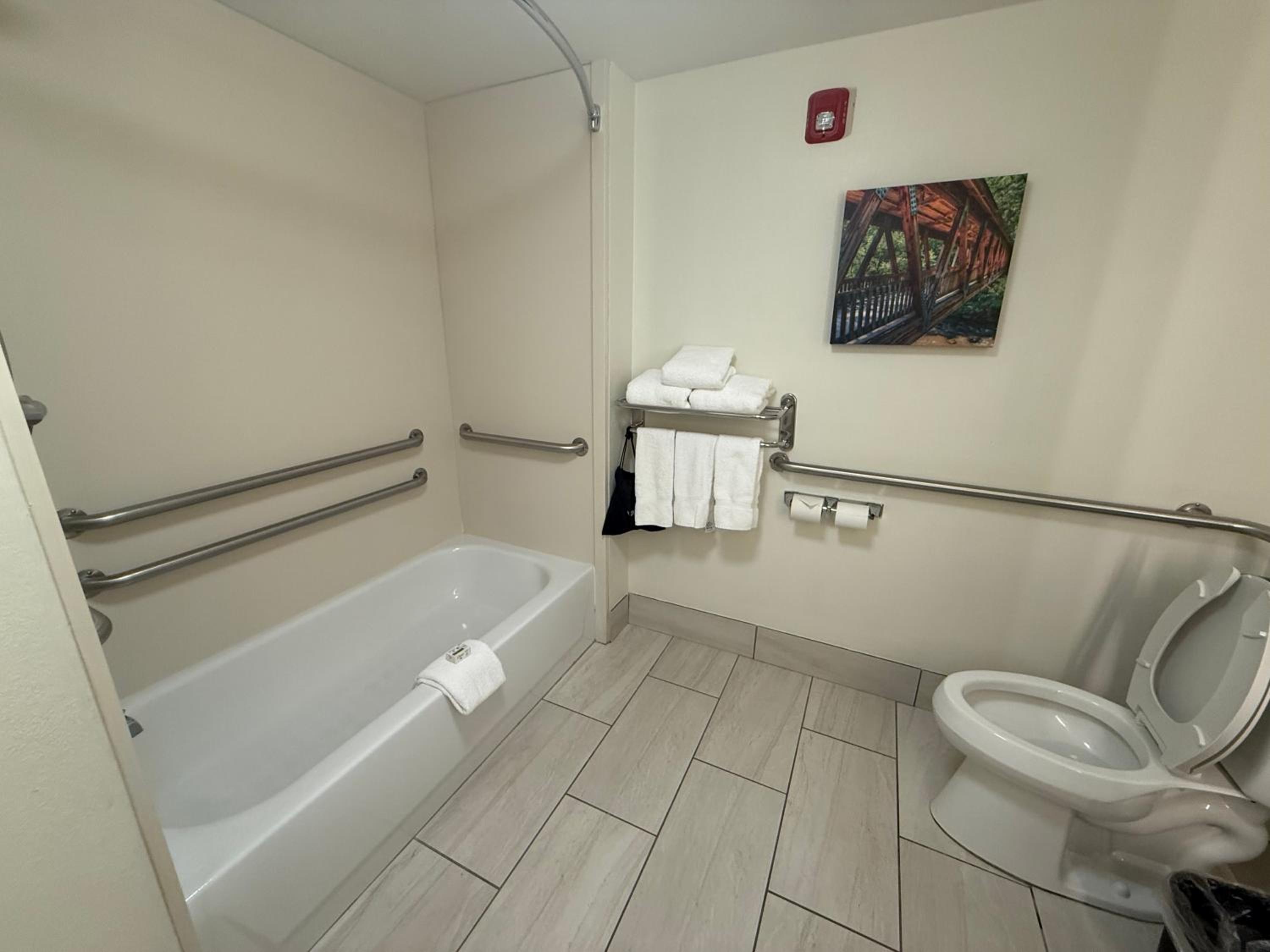 Queen Room with Two Queen Beds - Mobility Access/Non-Smoking - Photo 7