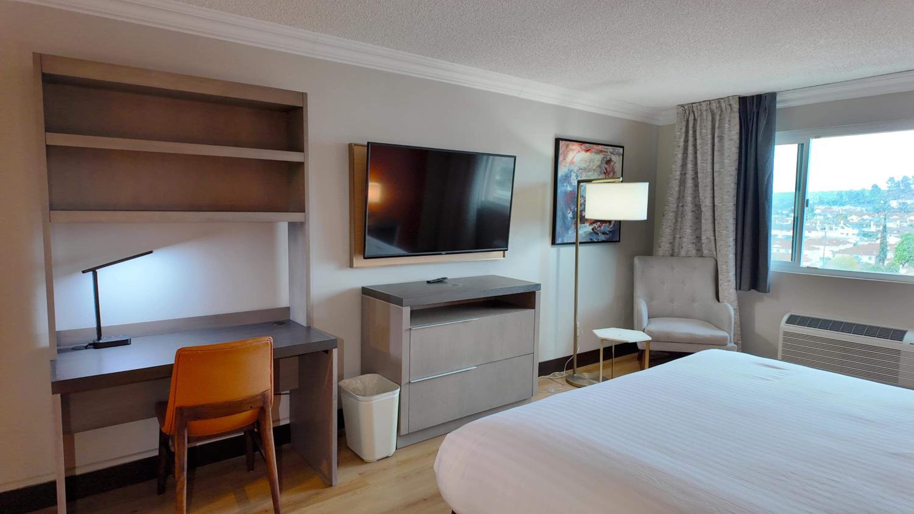 Deluxe King Room - Photo 2