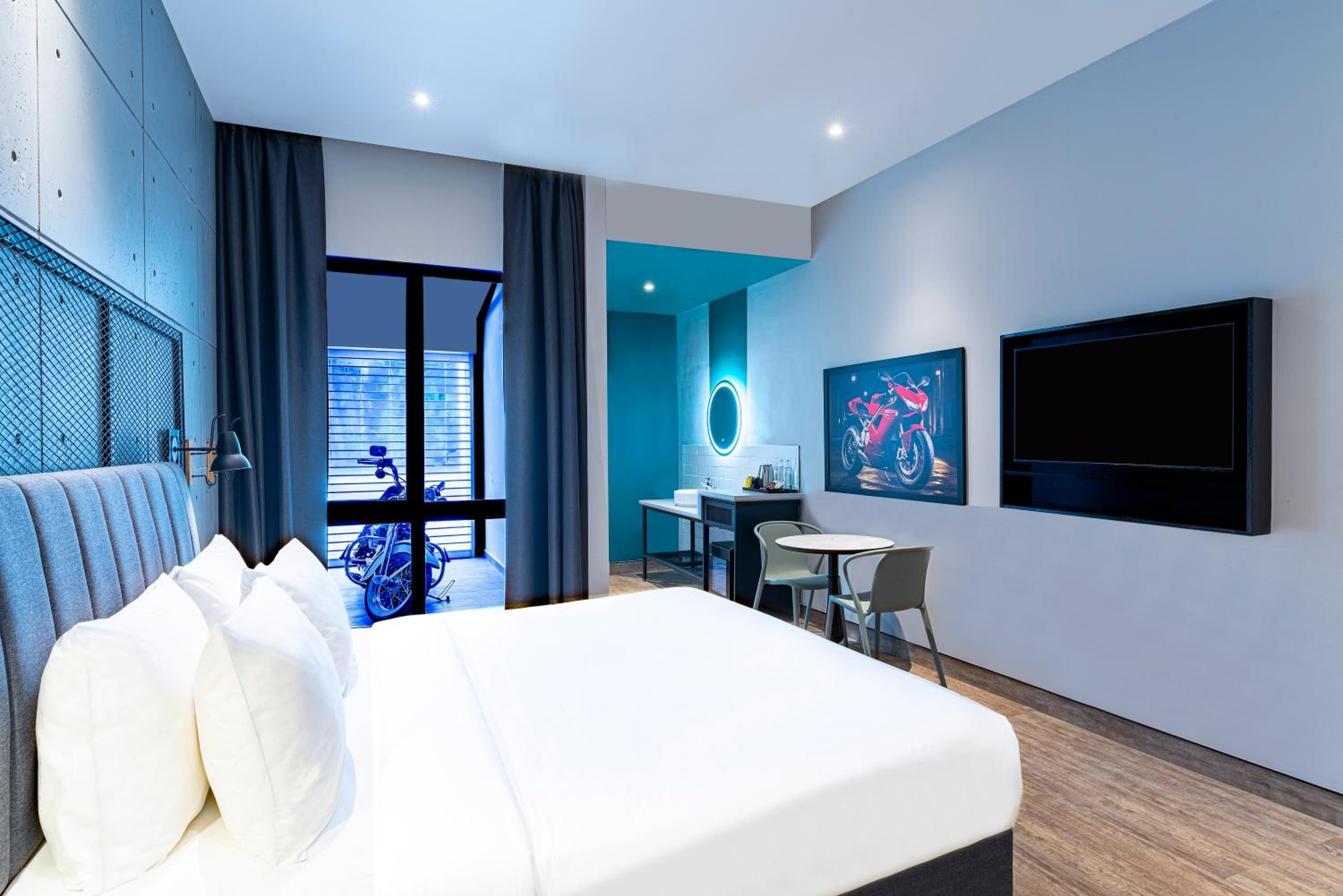 Deluxe King Room - Photo 5