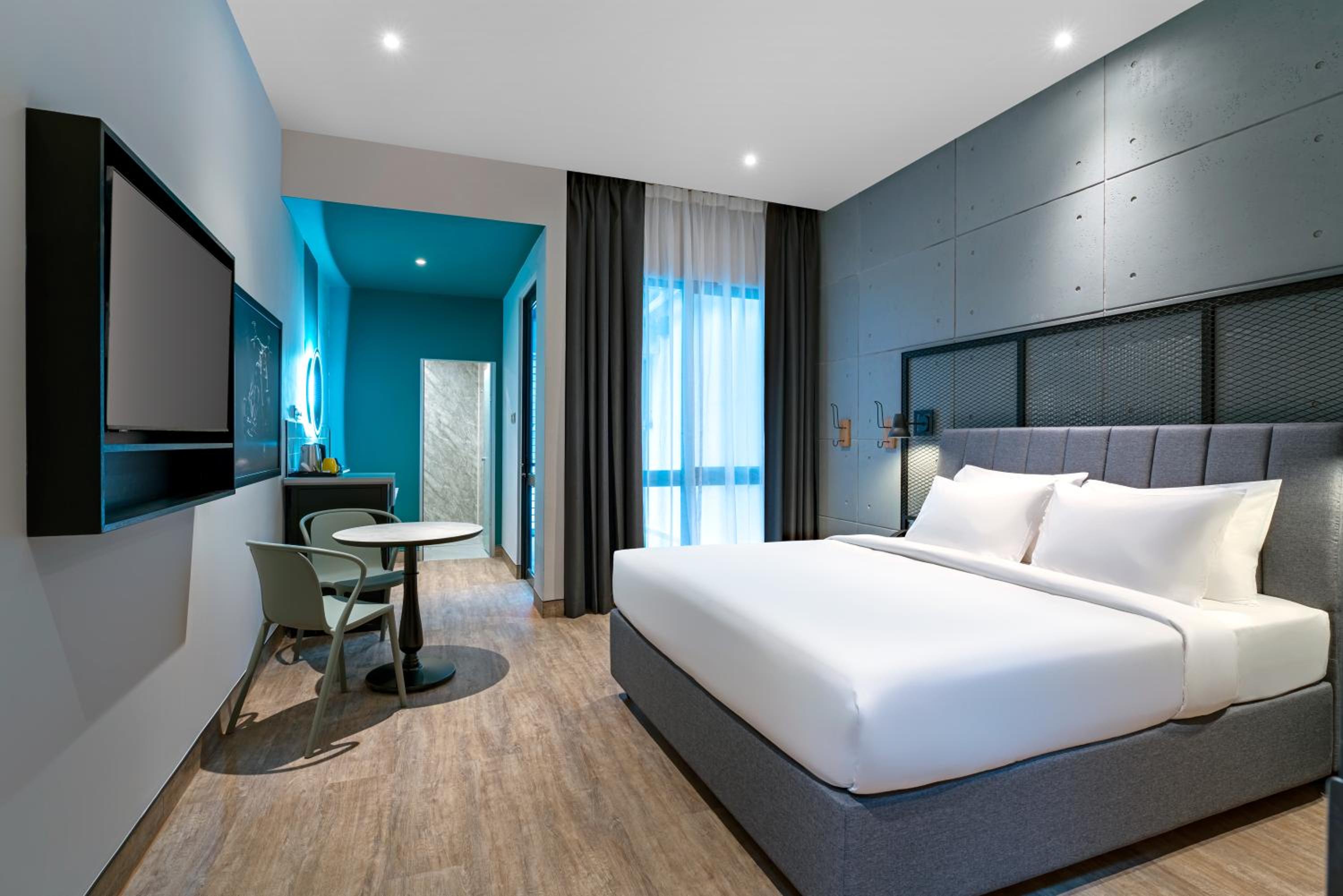 Deluxe King Room - Photo 7
