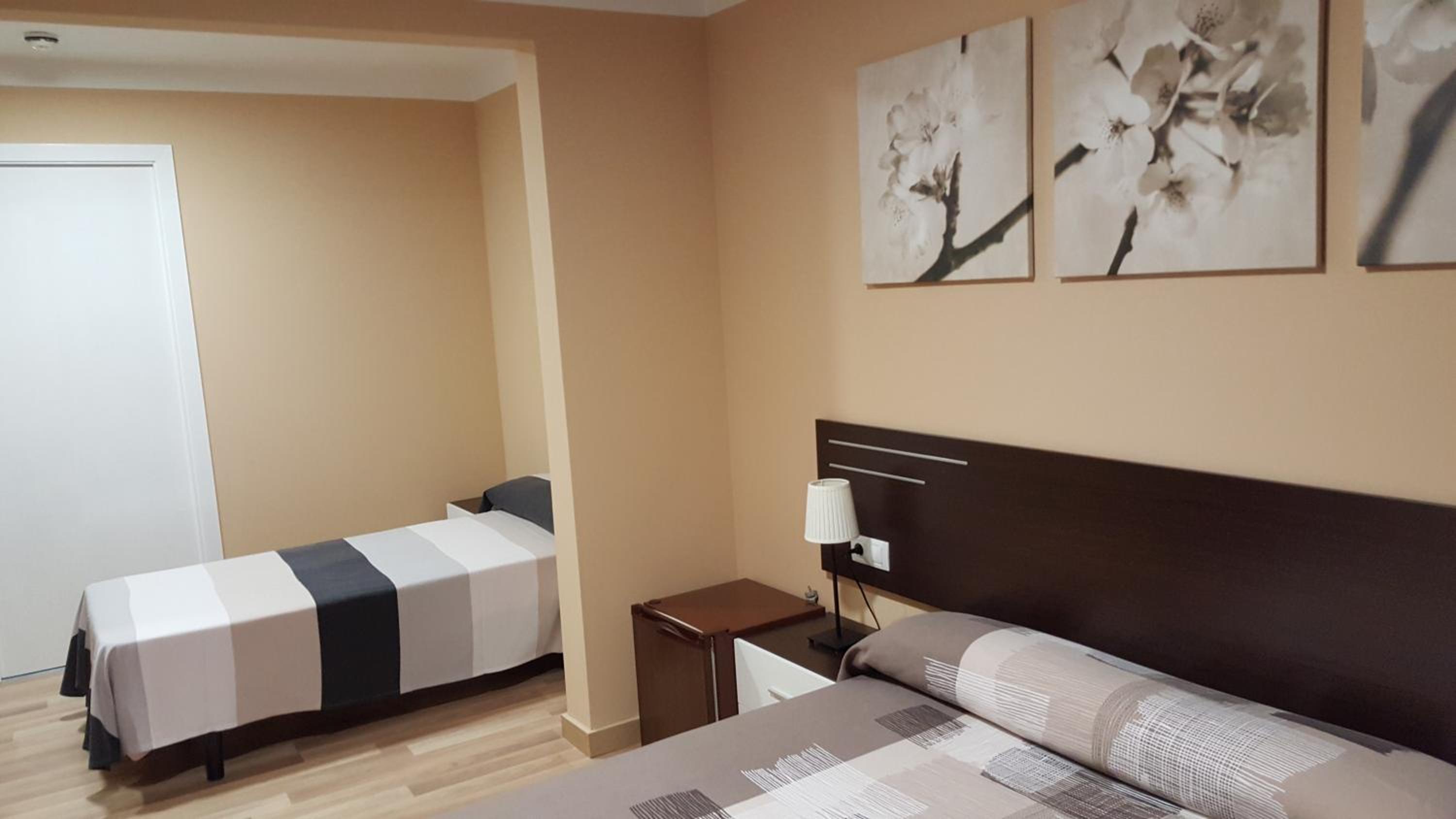 Triple Room with Private Bathroom - Photo 8