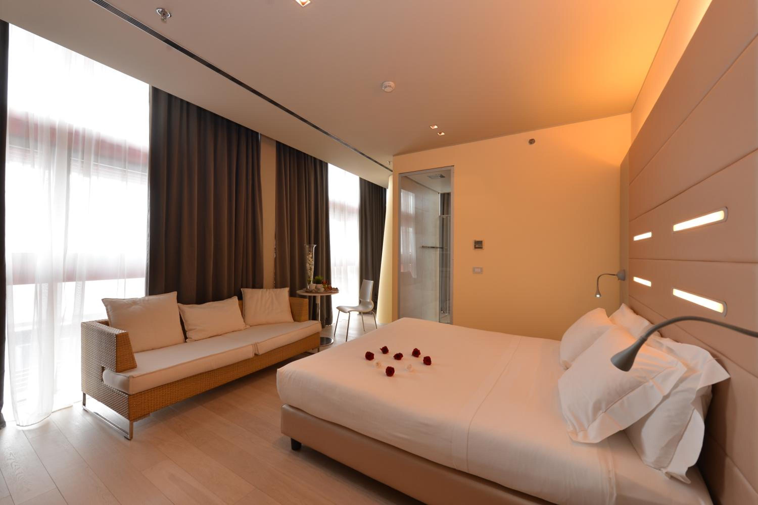 Superior King Room - Photo 12