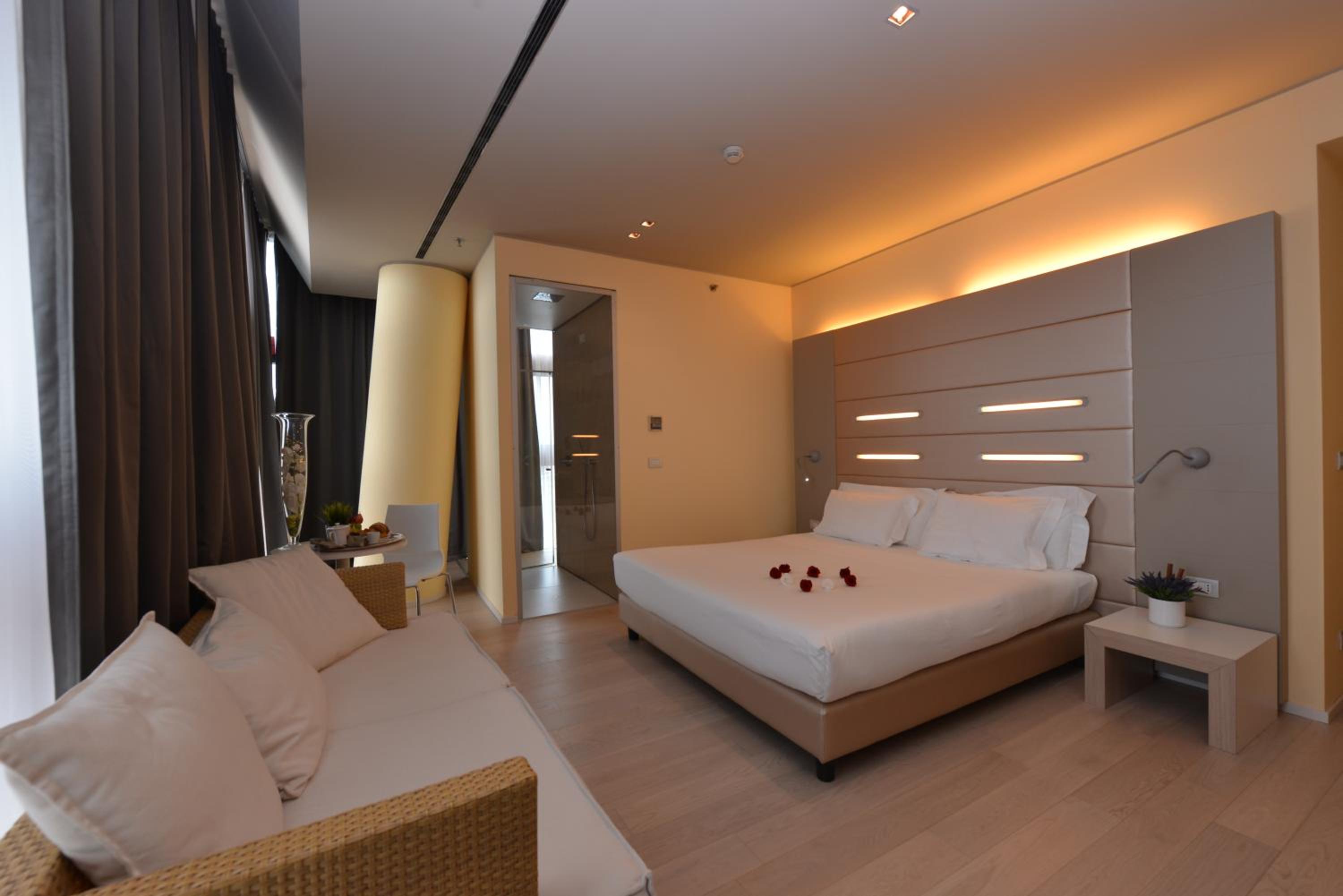 Superior King Room - Photo 11