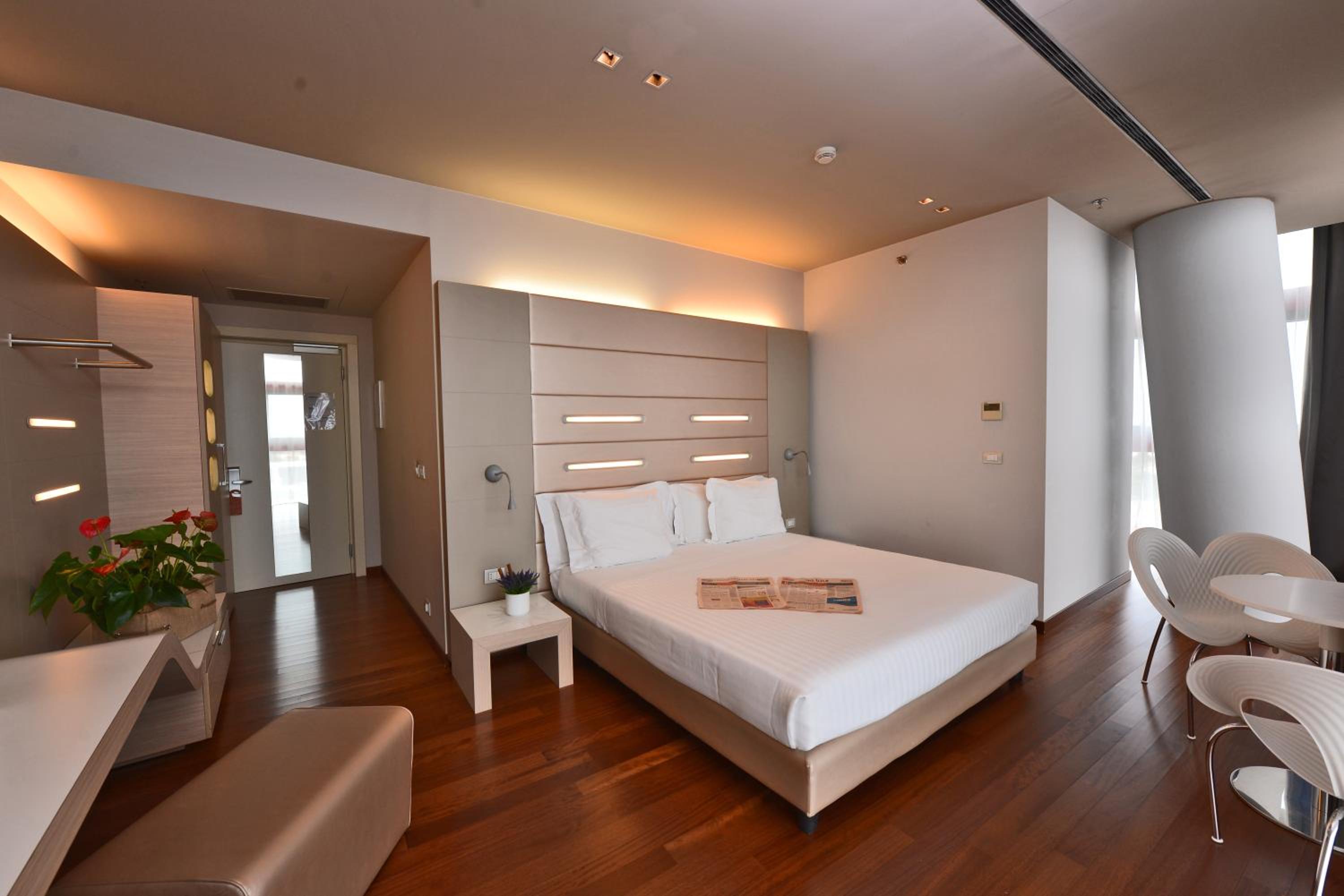 Superior King Room - Photo 10