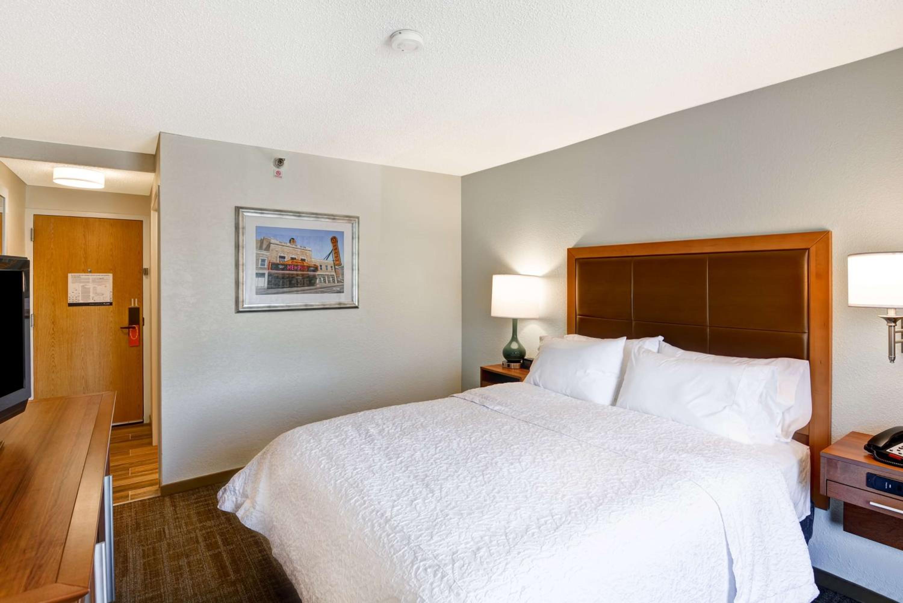 One Queen Bed - Non Smoking