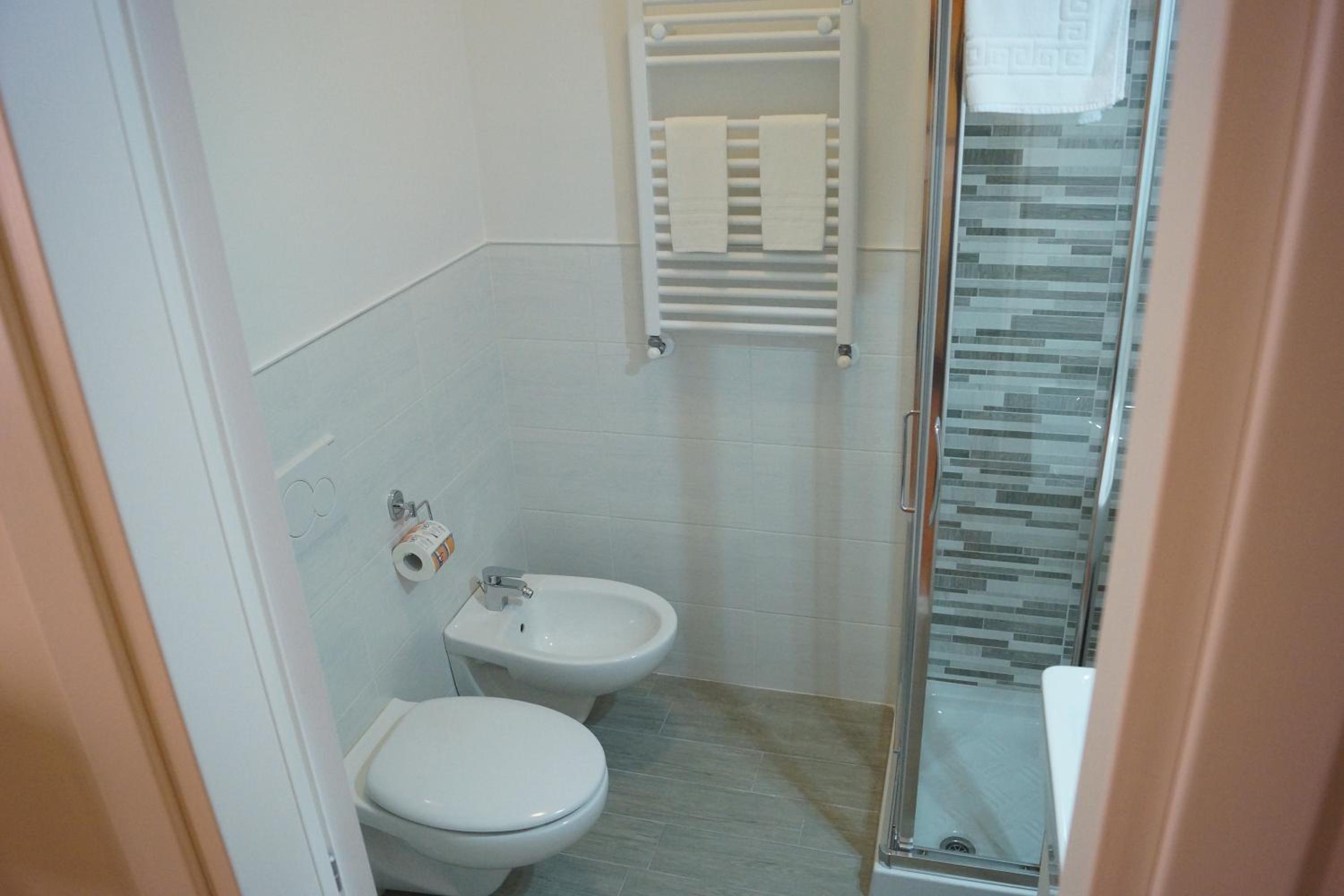 Deluxe Double or Twin Room - Photo 11