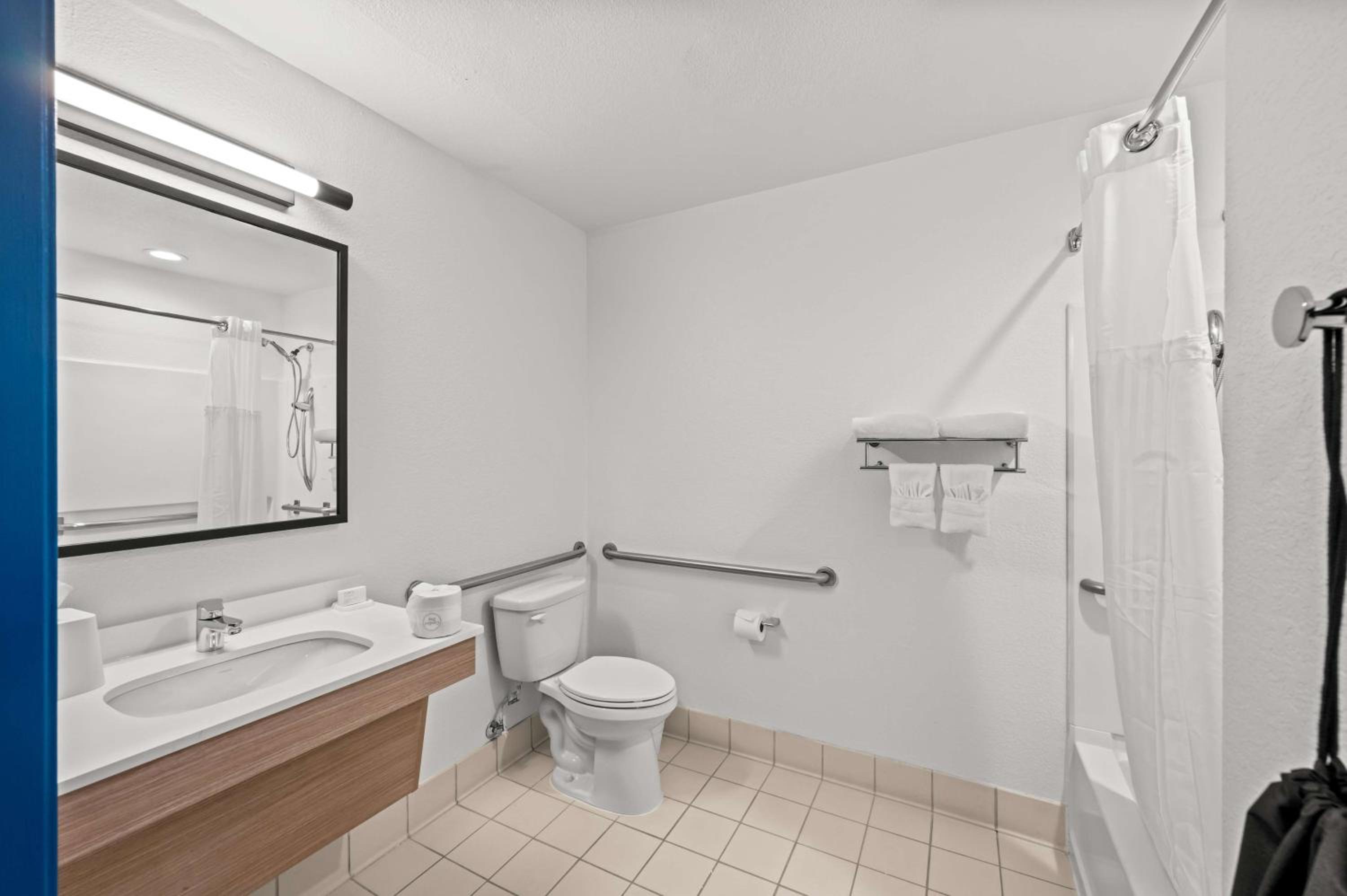 King Room with Mobility Accessible Tub - Photo 4