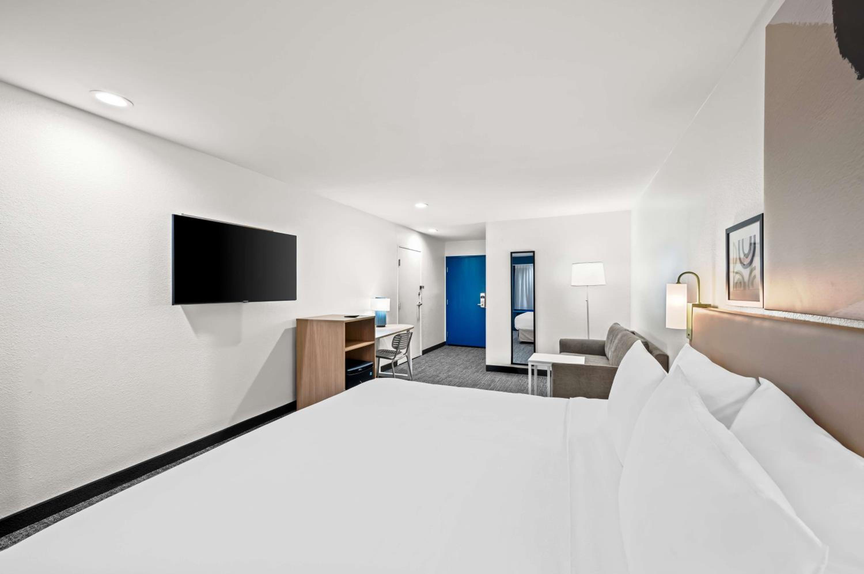 King Room with Mobility Accessible Tub - Photo 6