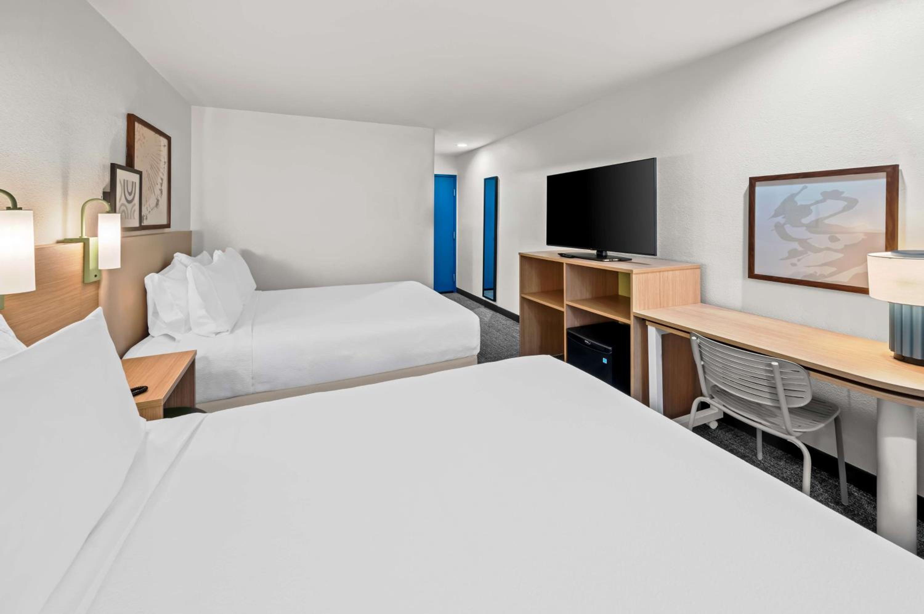 Queen Room with Two Queen Beds - Photo 2