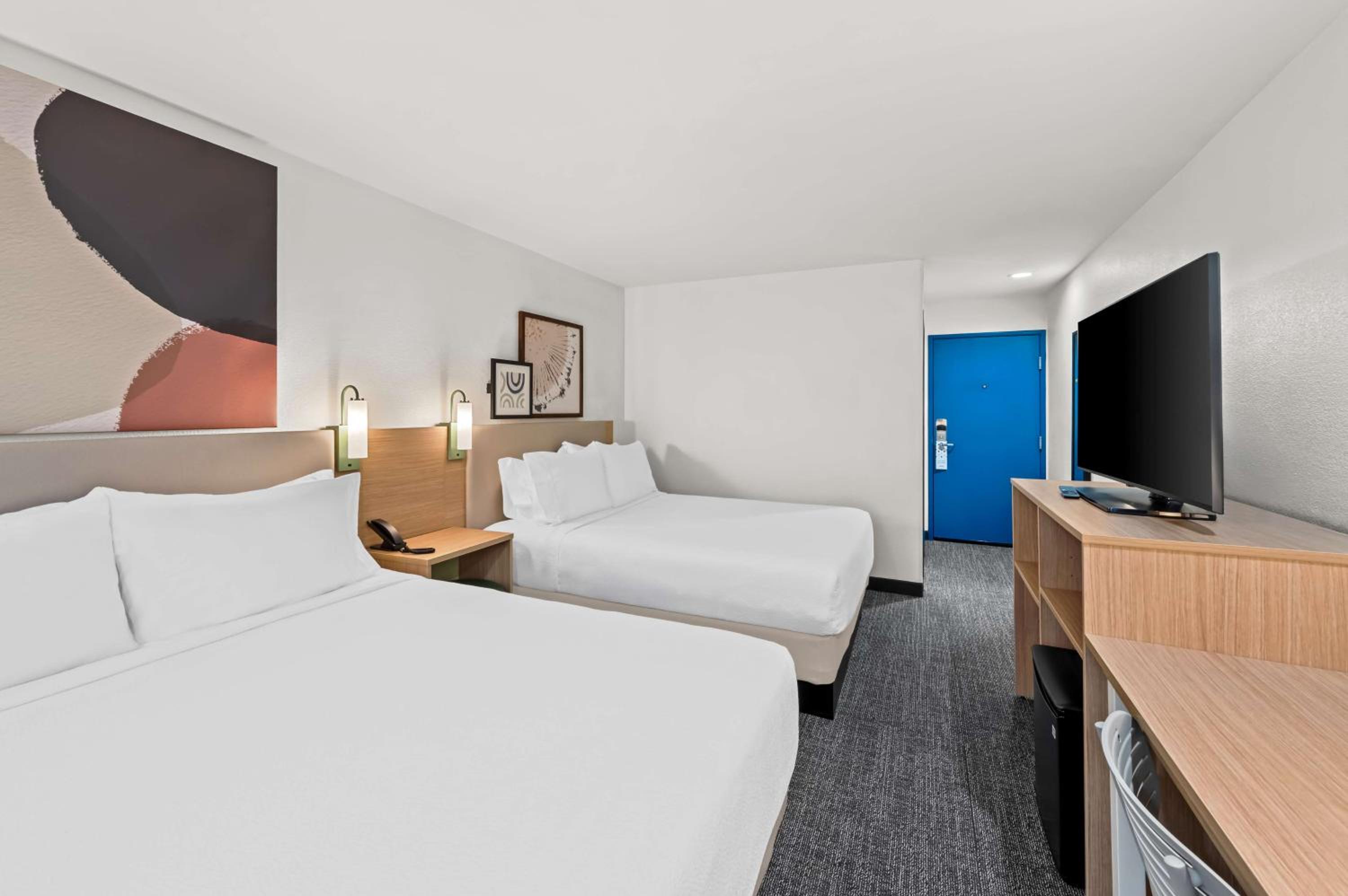 Queen Room with Two Queen Beds - Photo 3