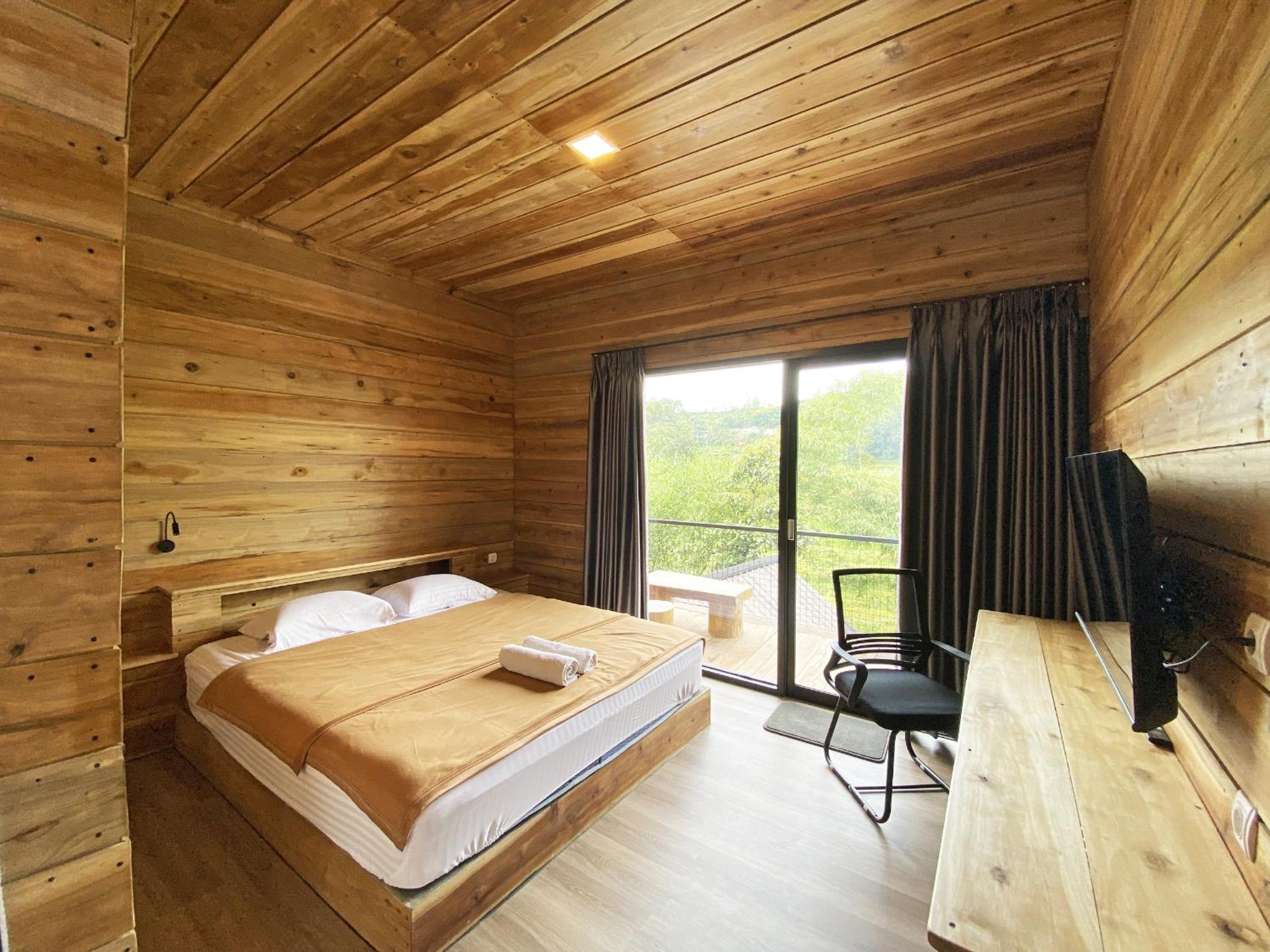 Deluxe Double Room with Balcony photo 2