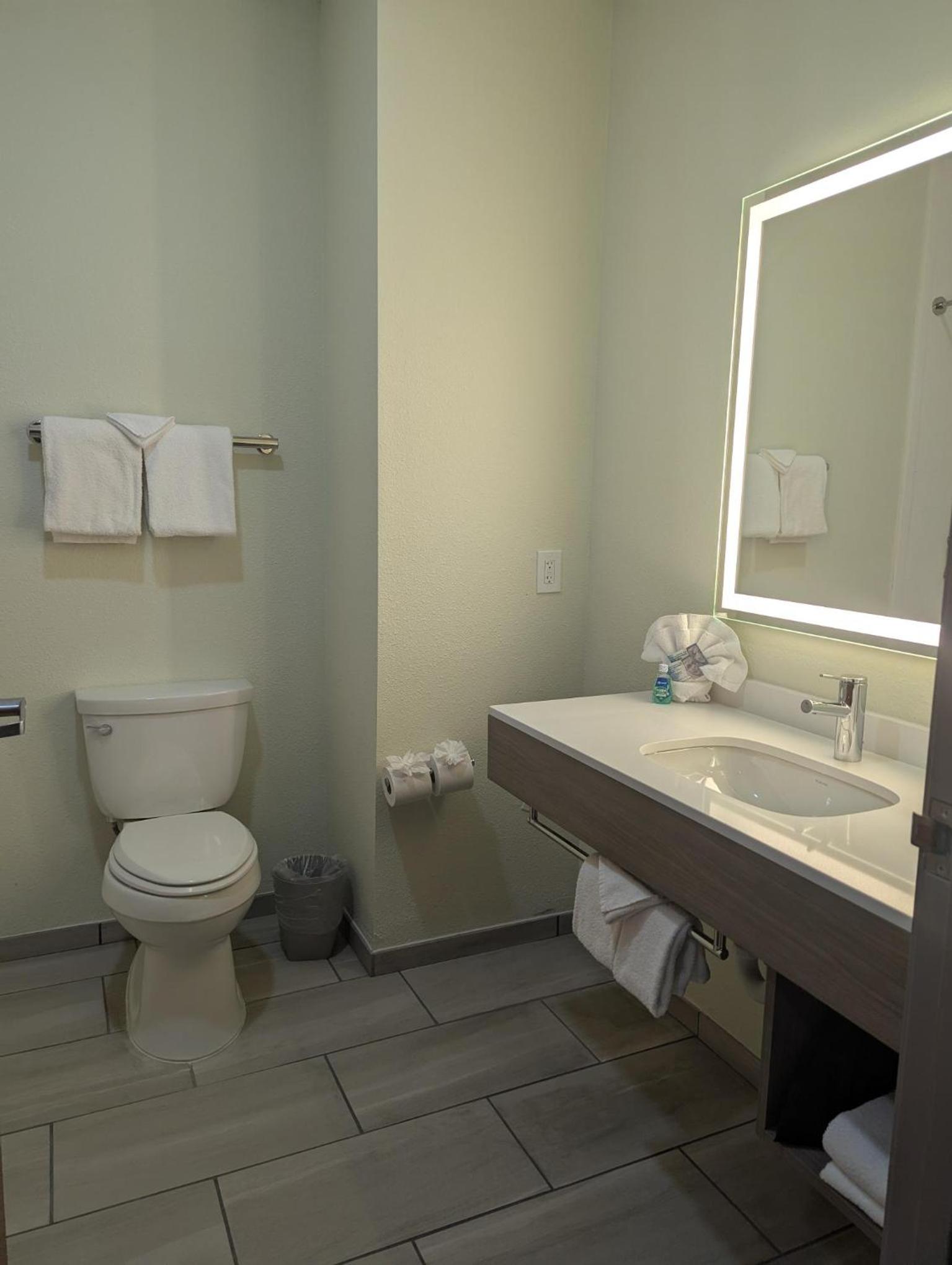 Standard Queen Room with Two Queen Beds - Photo 5