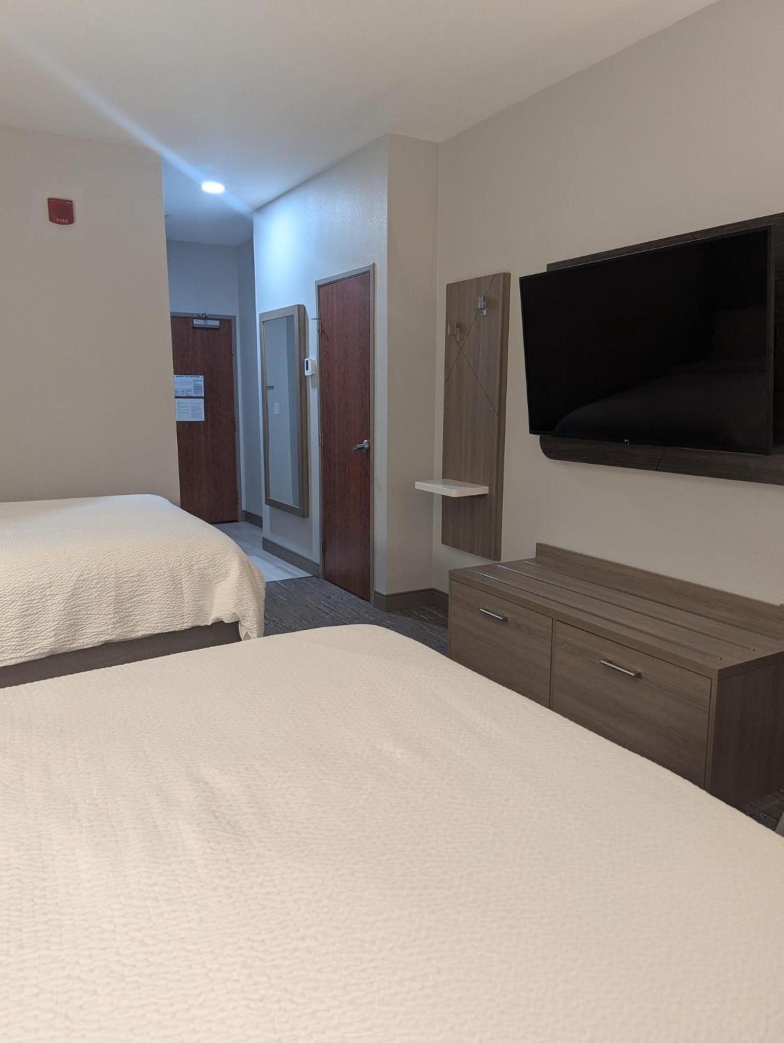 Standard Queen Room with Two Queen Beds - Photo 3