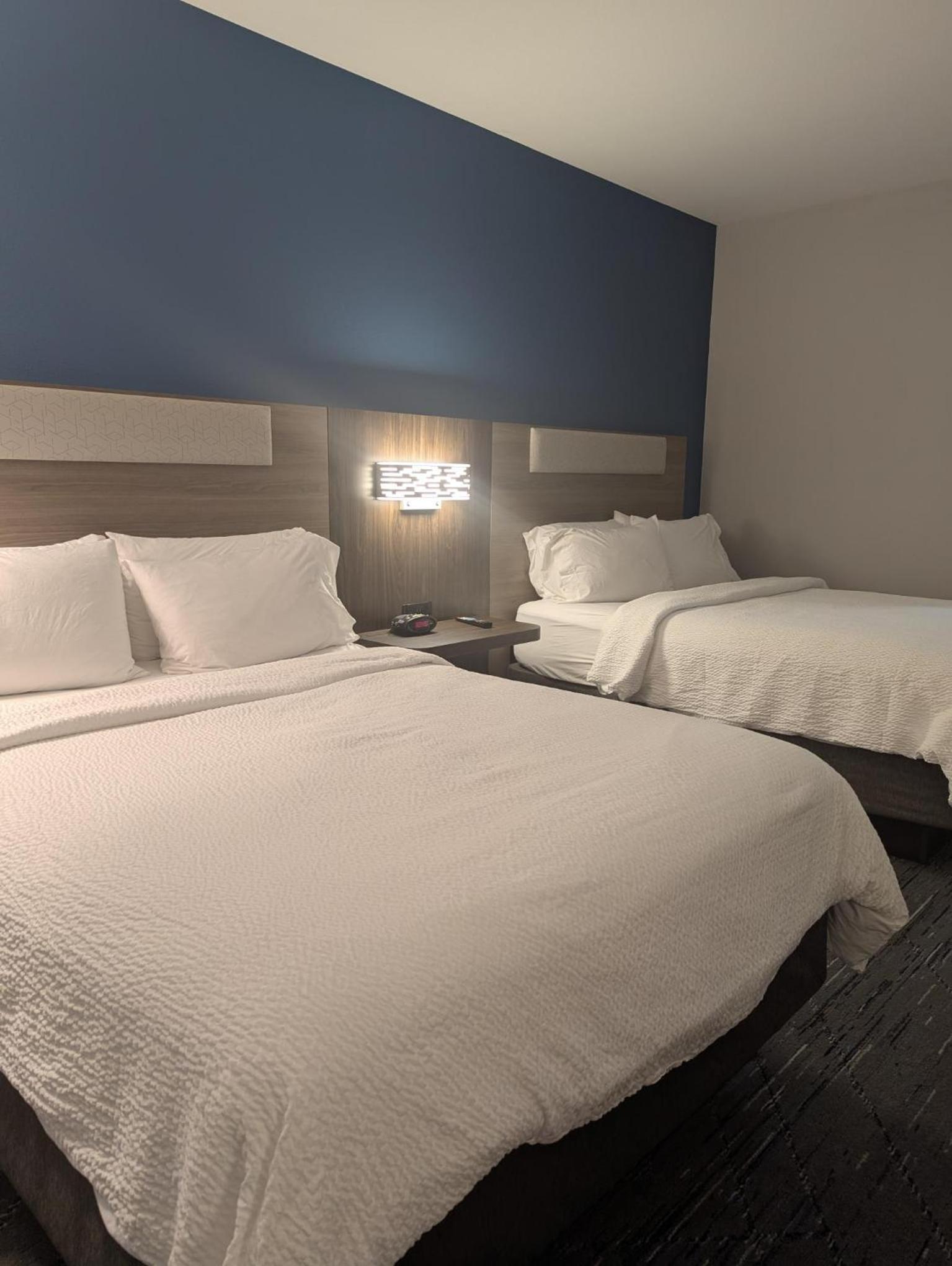 Standard Queen Room with Two Queen Beds - Photo 7