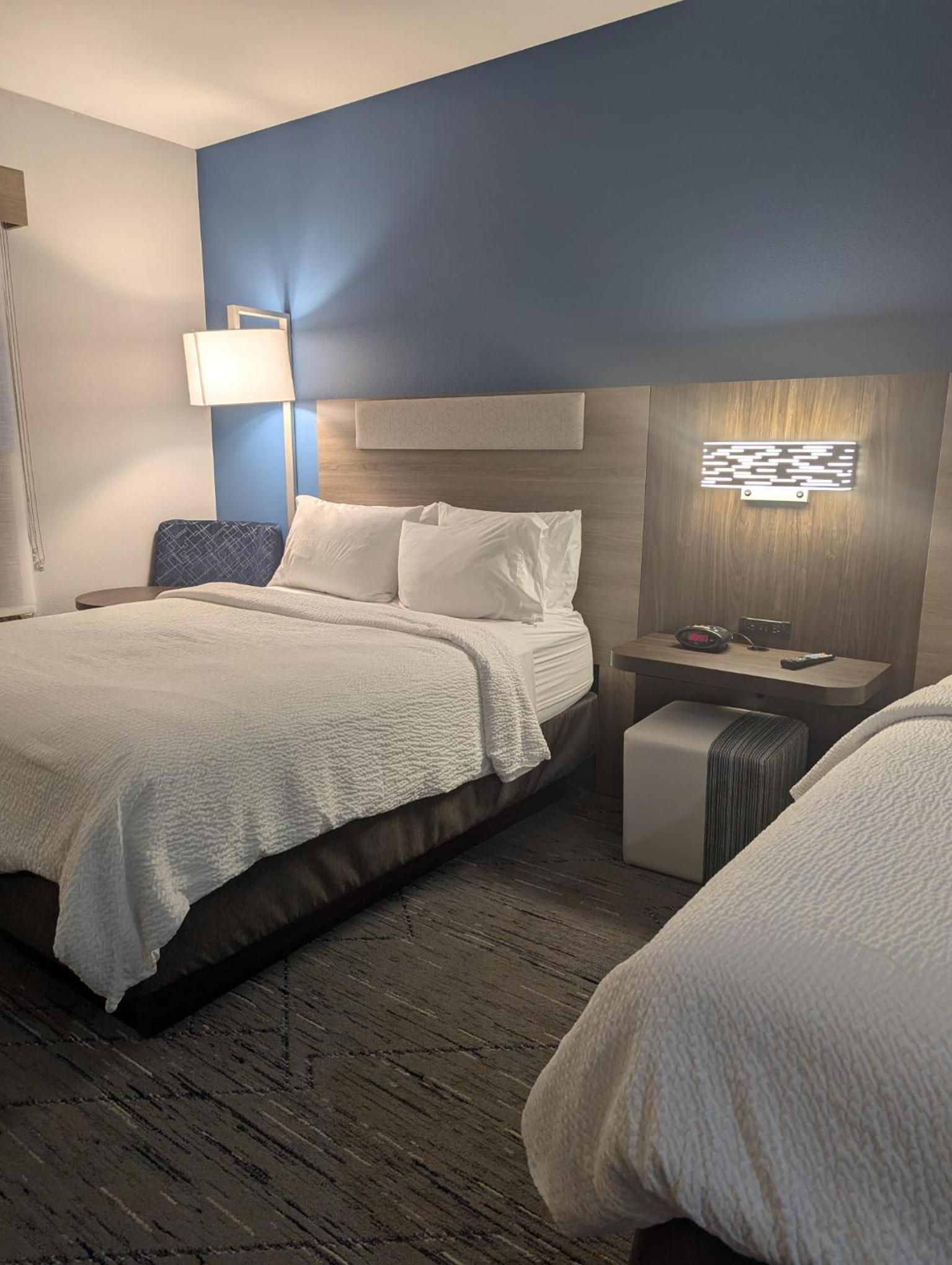 Standard Queen Room with Two Queen Beds - Photo 4