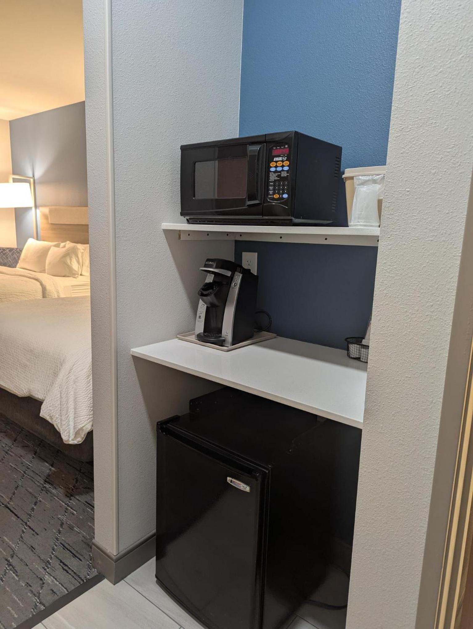 Standard Queen Room with Two Queen Beds - Photo 8