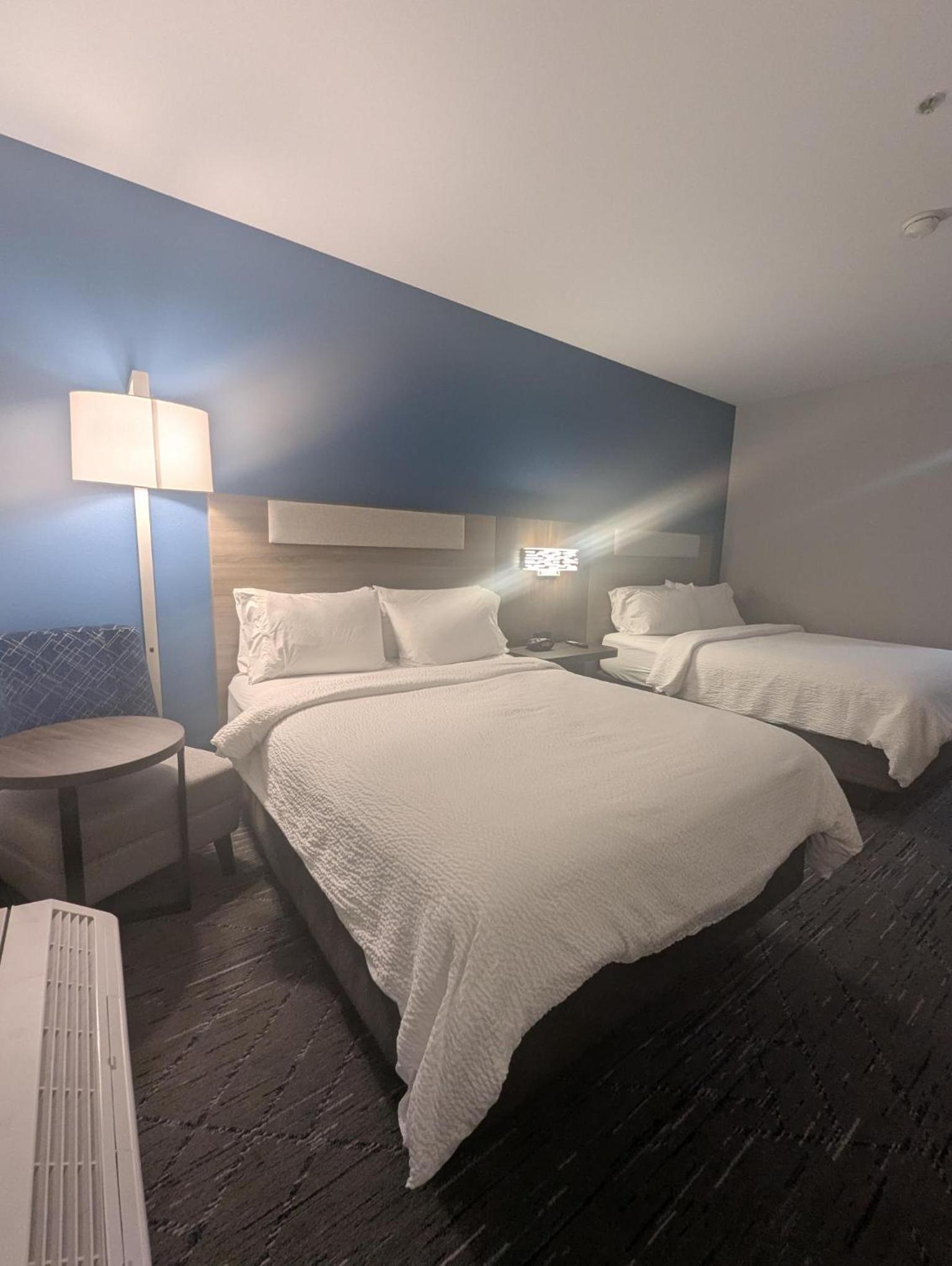Standard Queen Room with Two Queen Beds - Photo 6