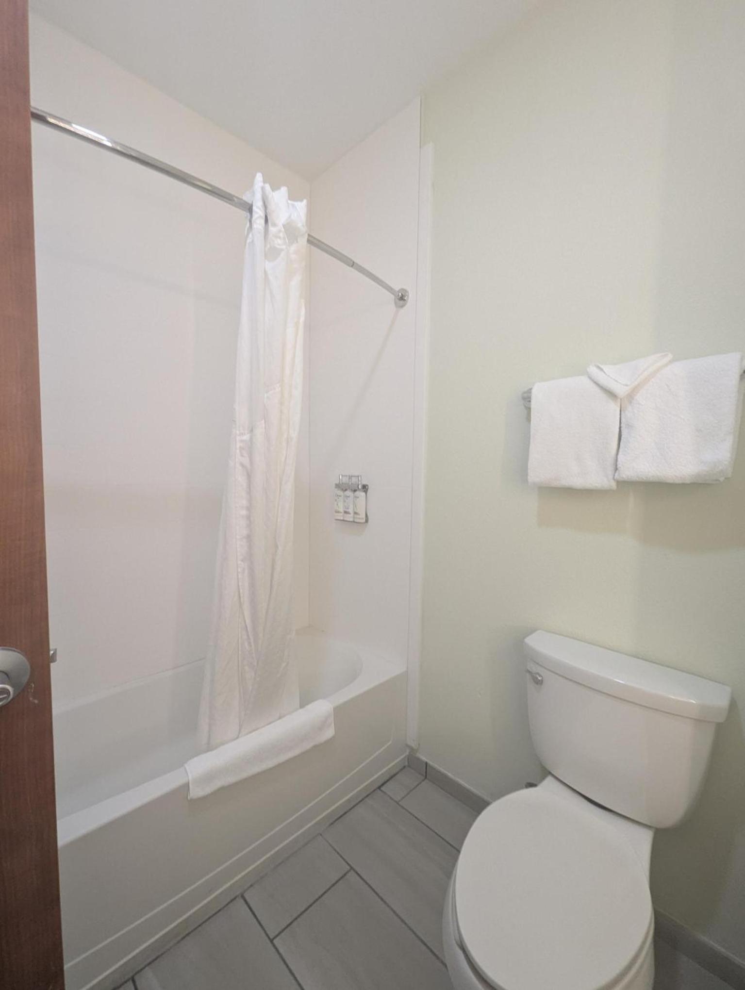 Standard King Room - Photo 3