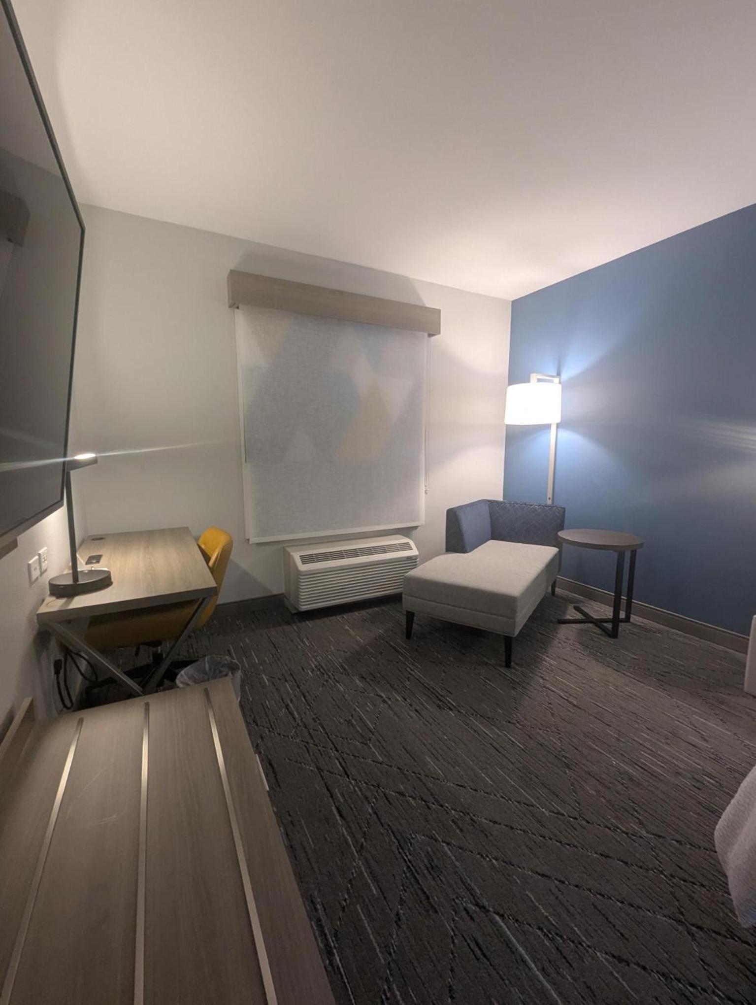 Standard King Room - Photo 8