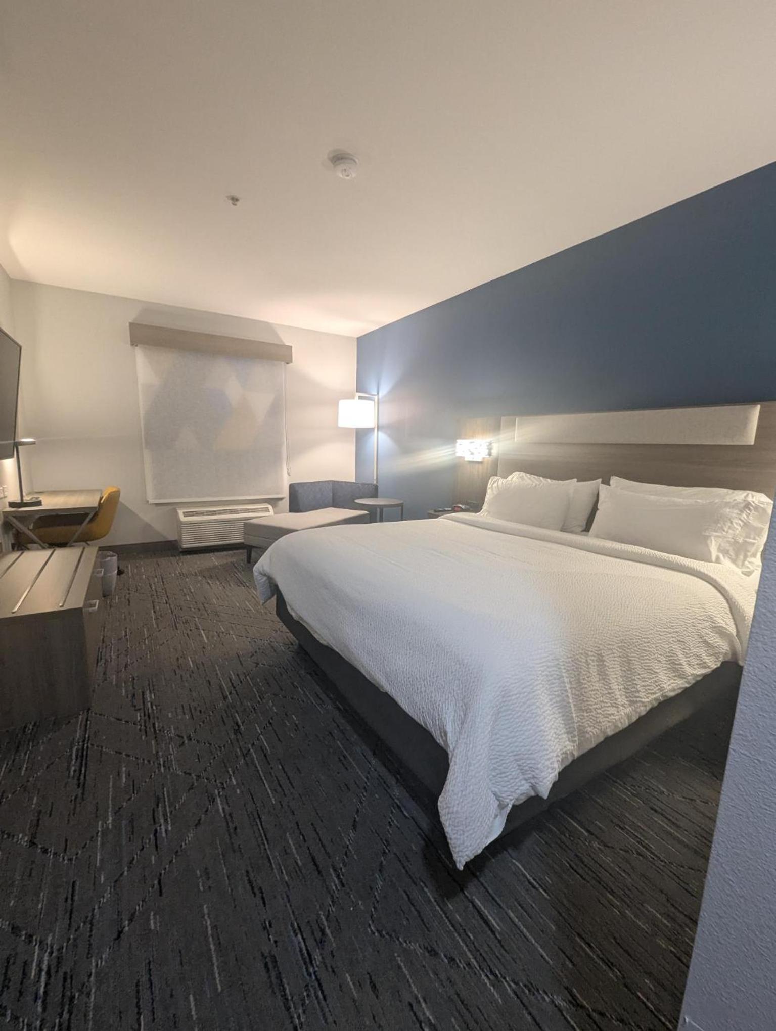 Standard King Room - Photo 9