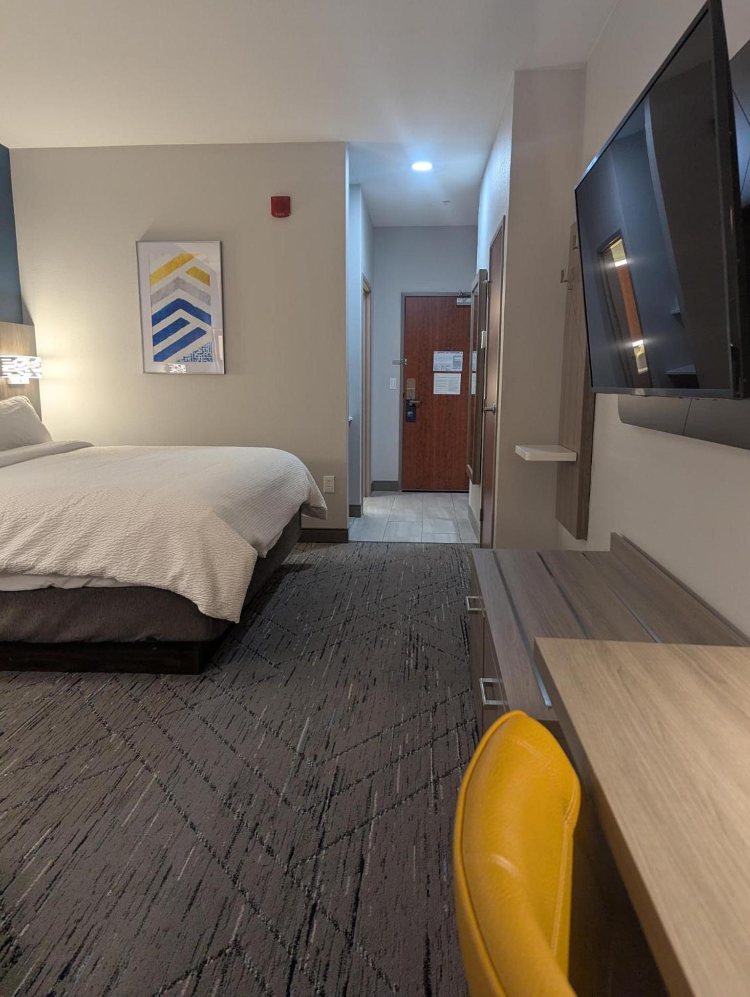 Standard King Room - Photo 5