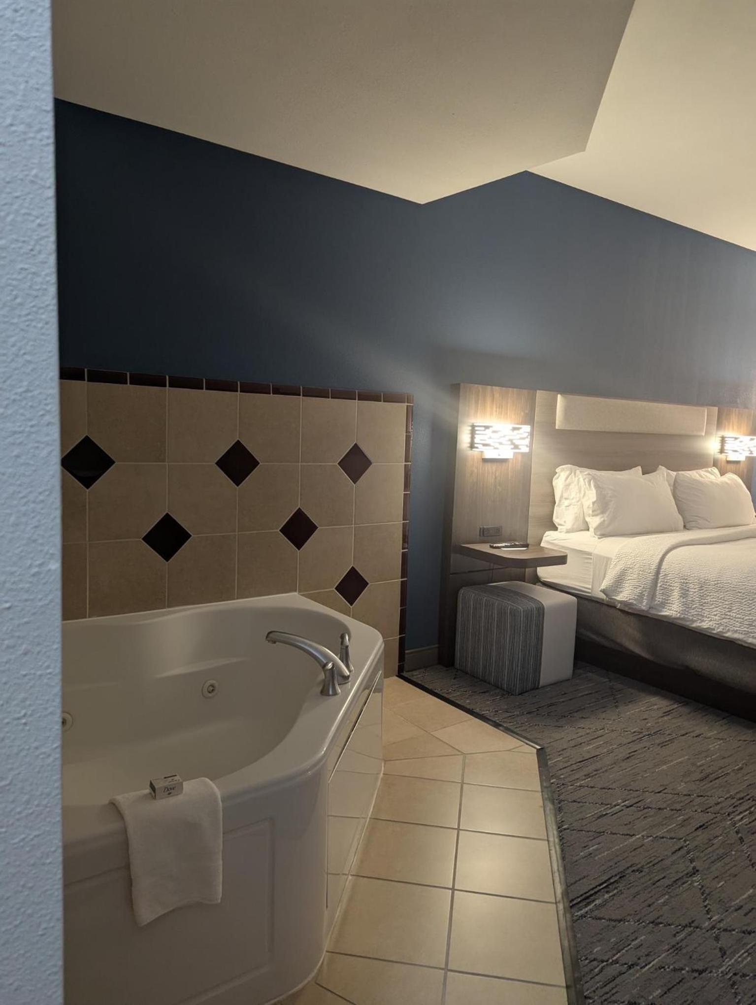 King Suite with Jetted Tub - Photo 5