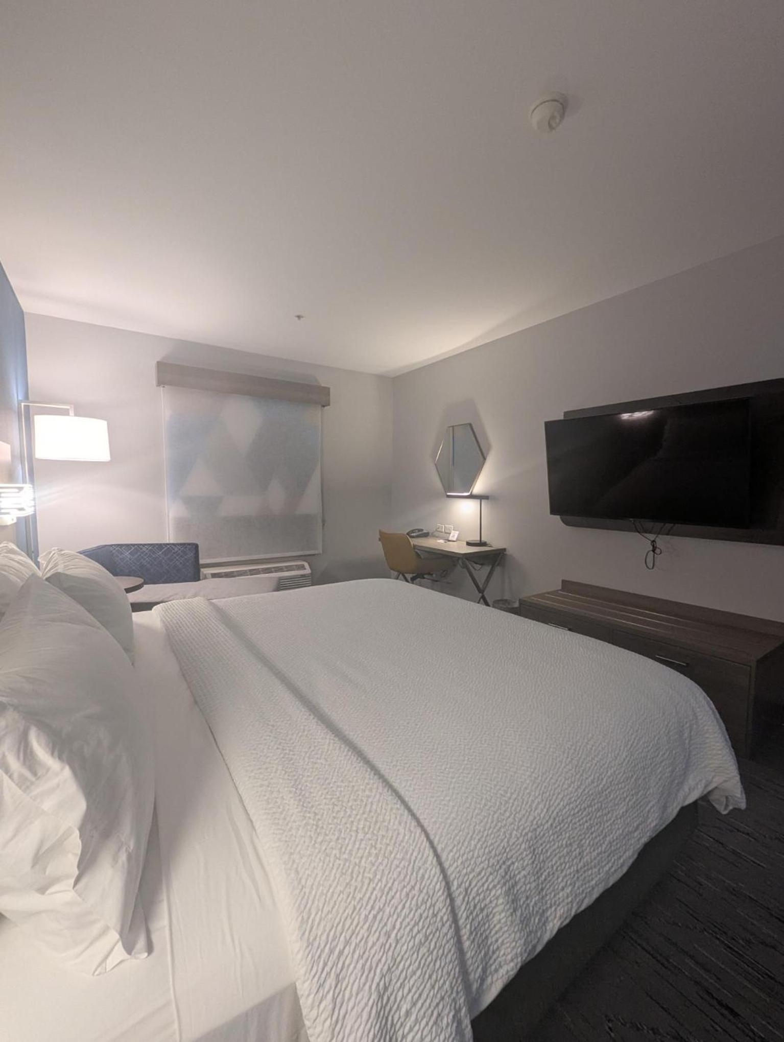King Suite with Jetted Tub - Photo 4