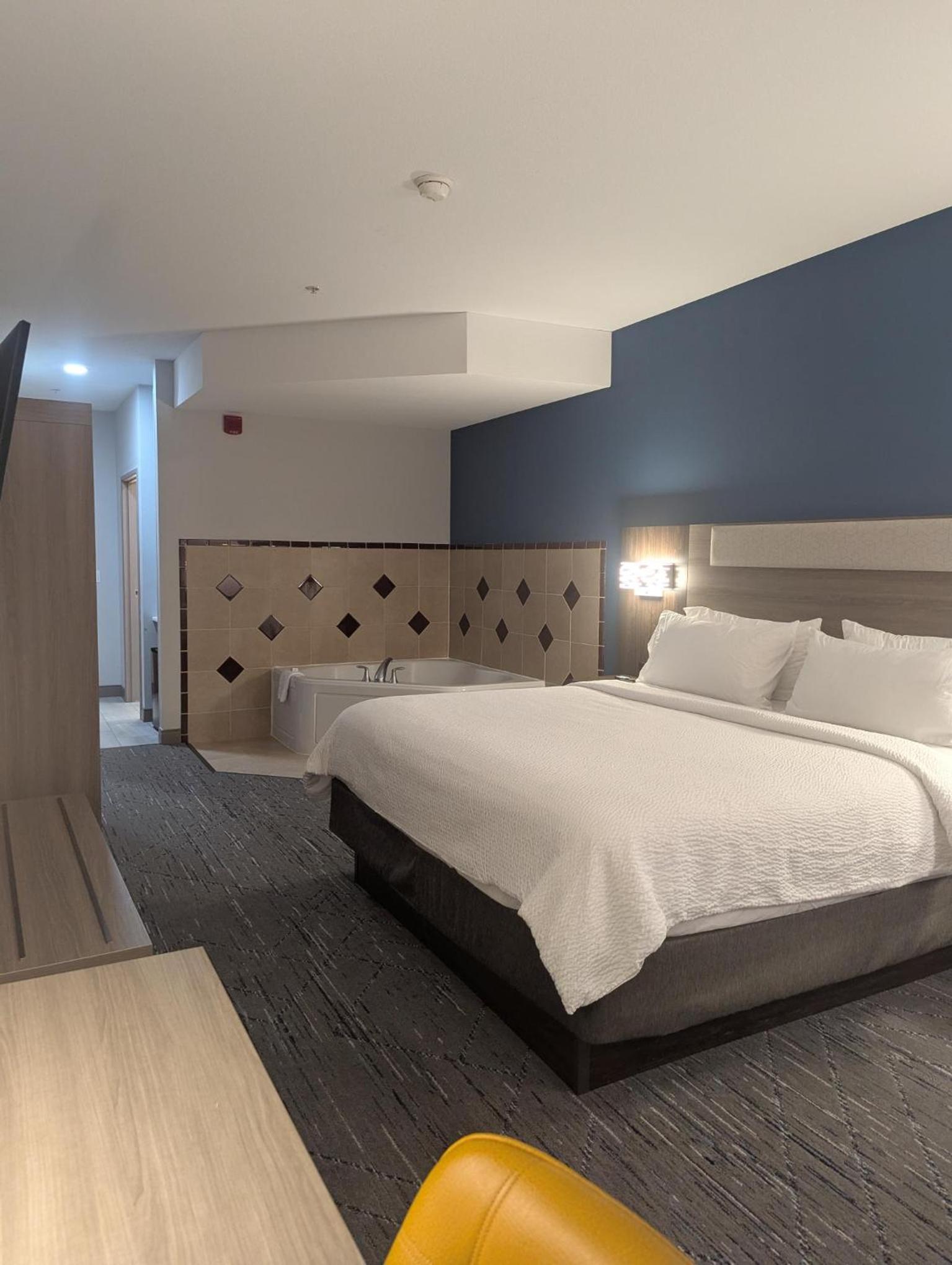 King Suite with Jetted Tub - Photo 9