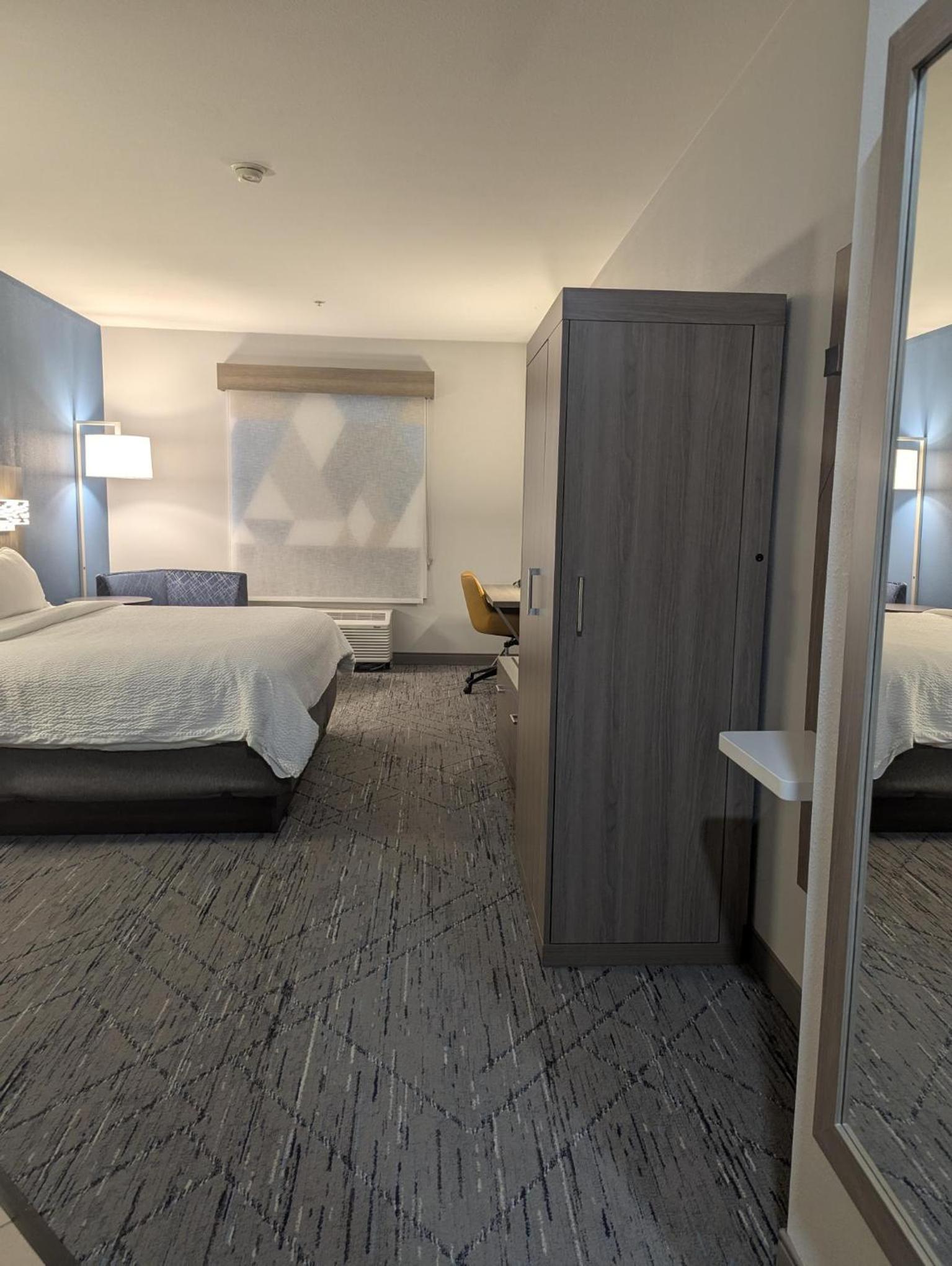 King Suite with Jetted Tub - Photo 13