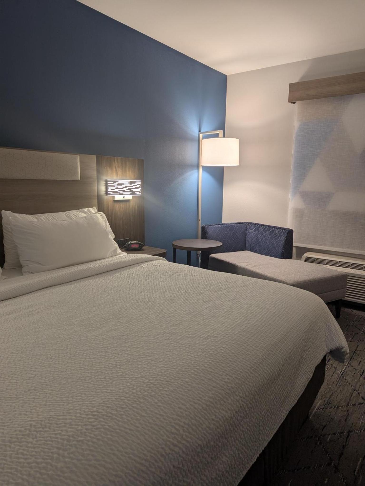 King Suite with Jetted Tub - Photo 12