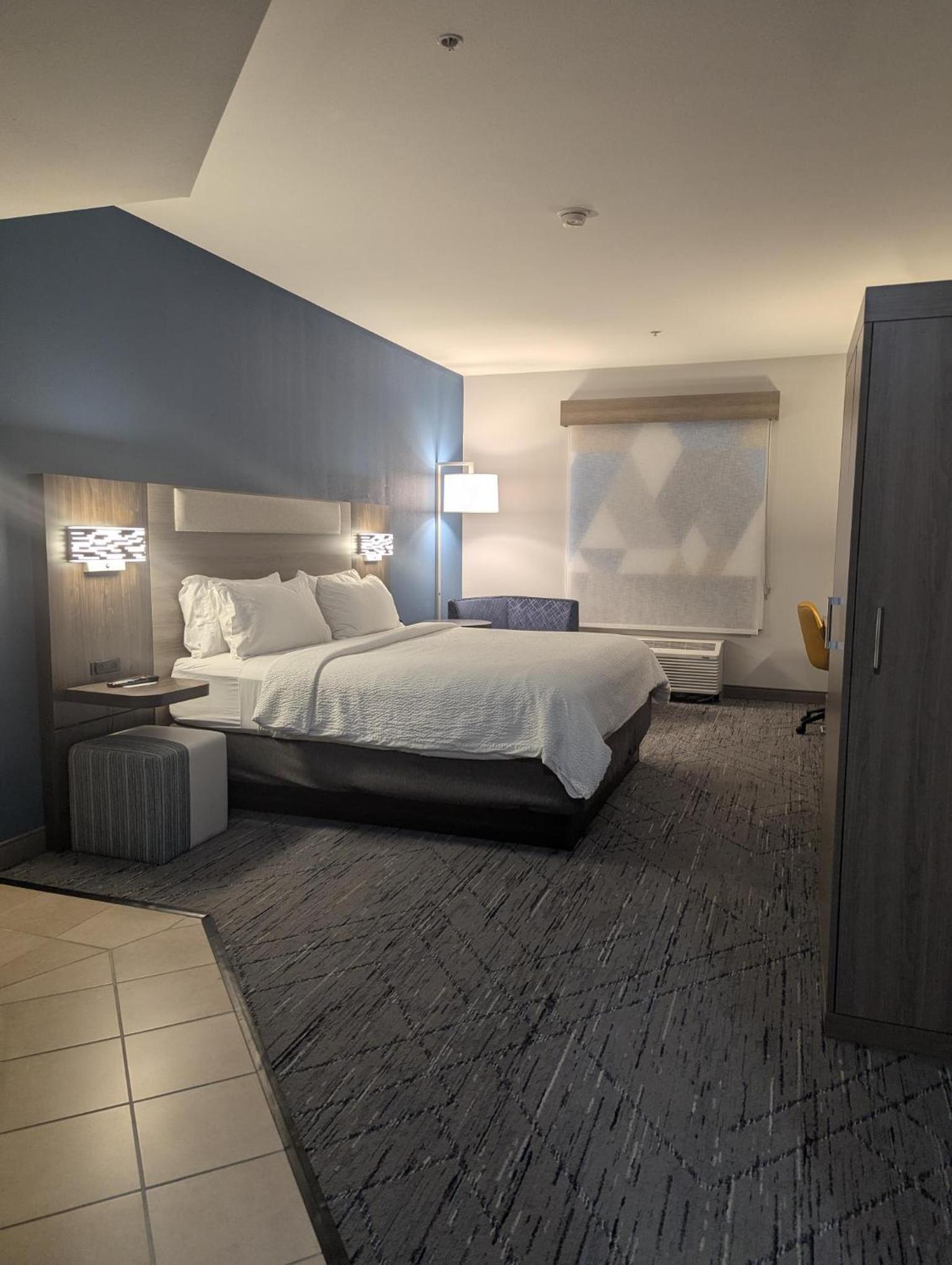 King Suite with Jetted Tub - Photo 6