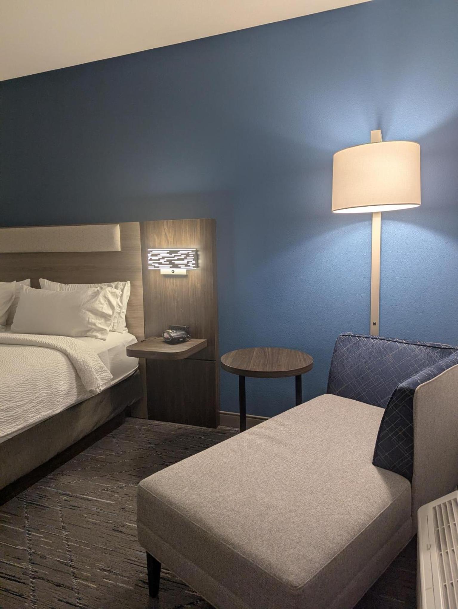King Suite with Jetted Tub - Photo 8