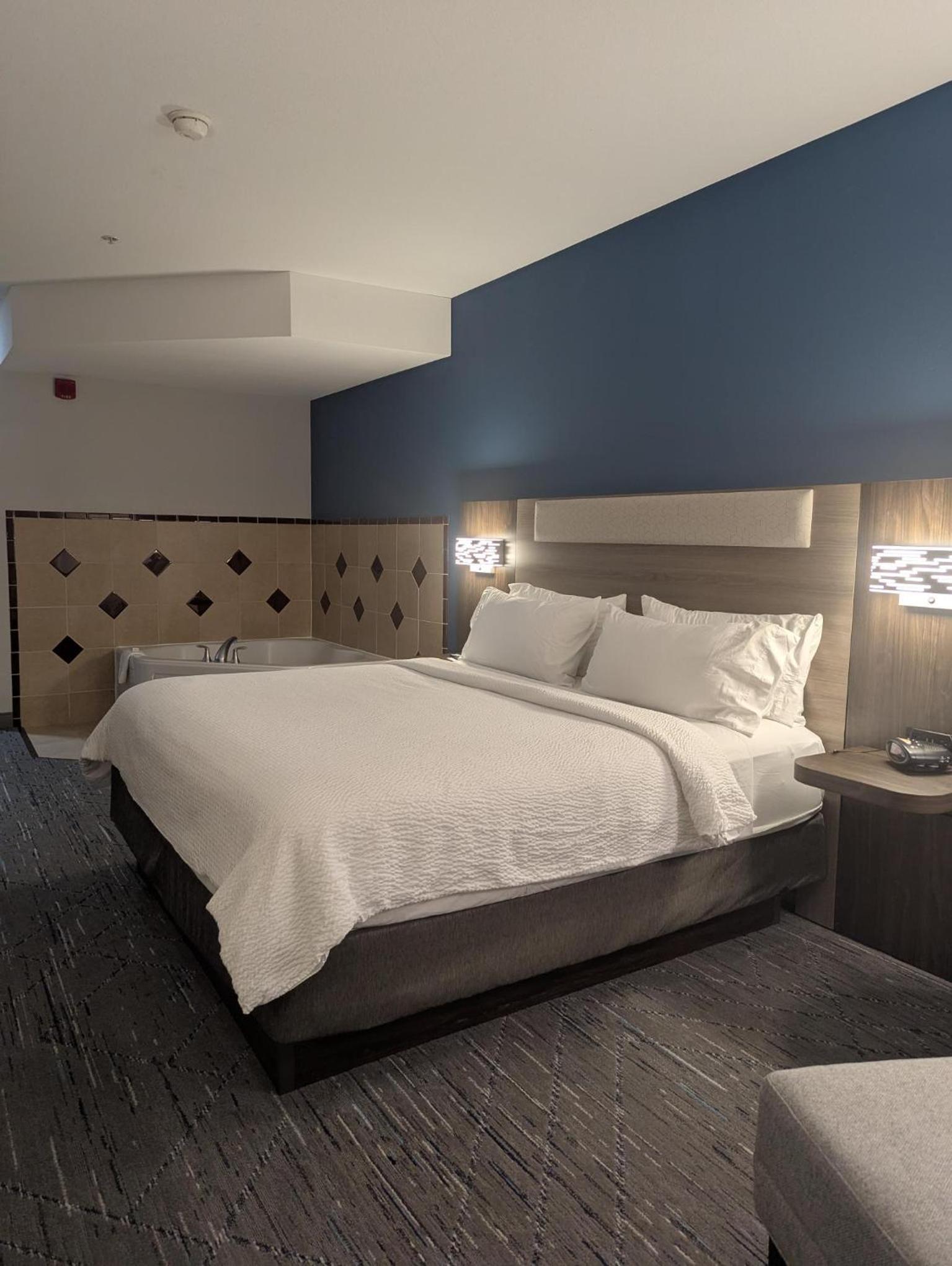 King Suite with Jetted Tub - Photo 11