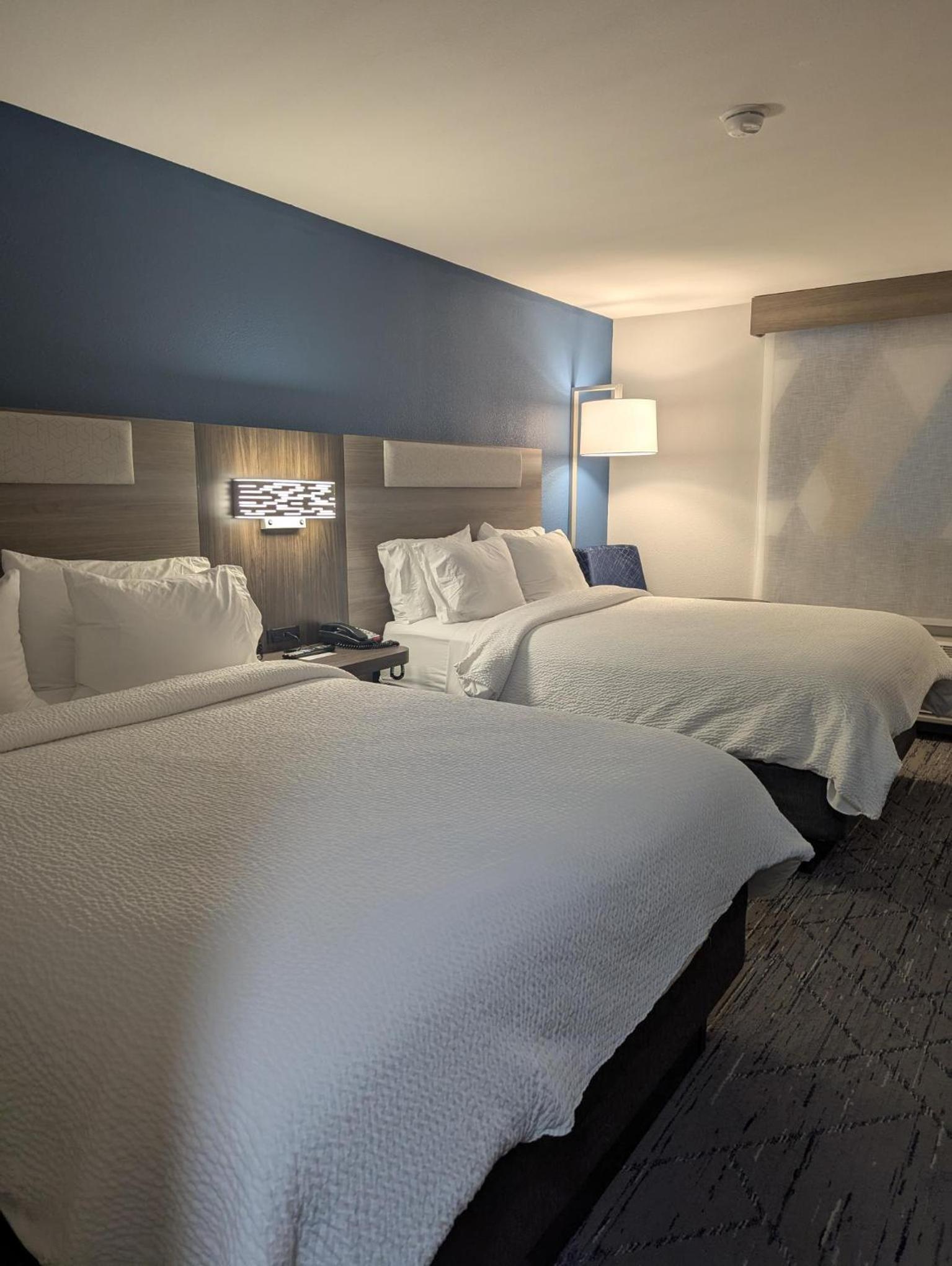 Standard Queen Room with Two Queen Beds - Extra Floor Space photo 1
