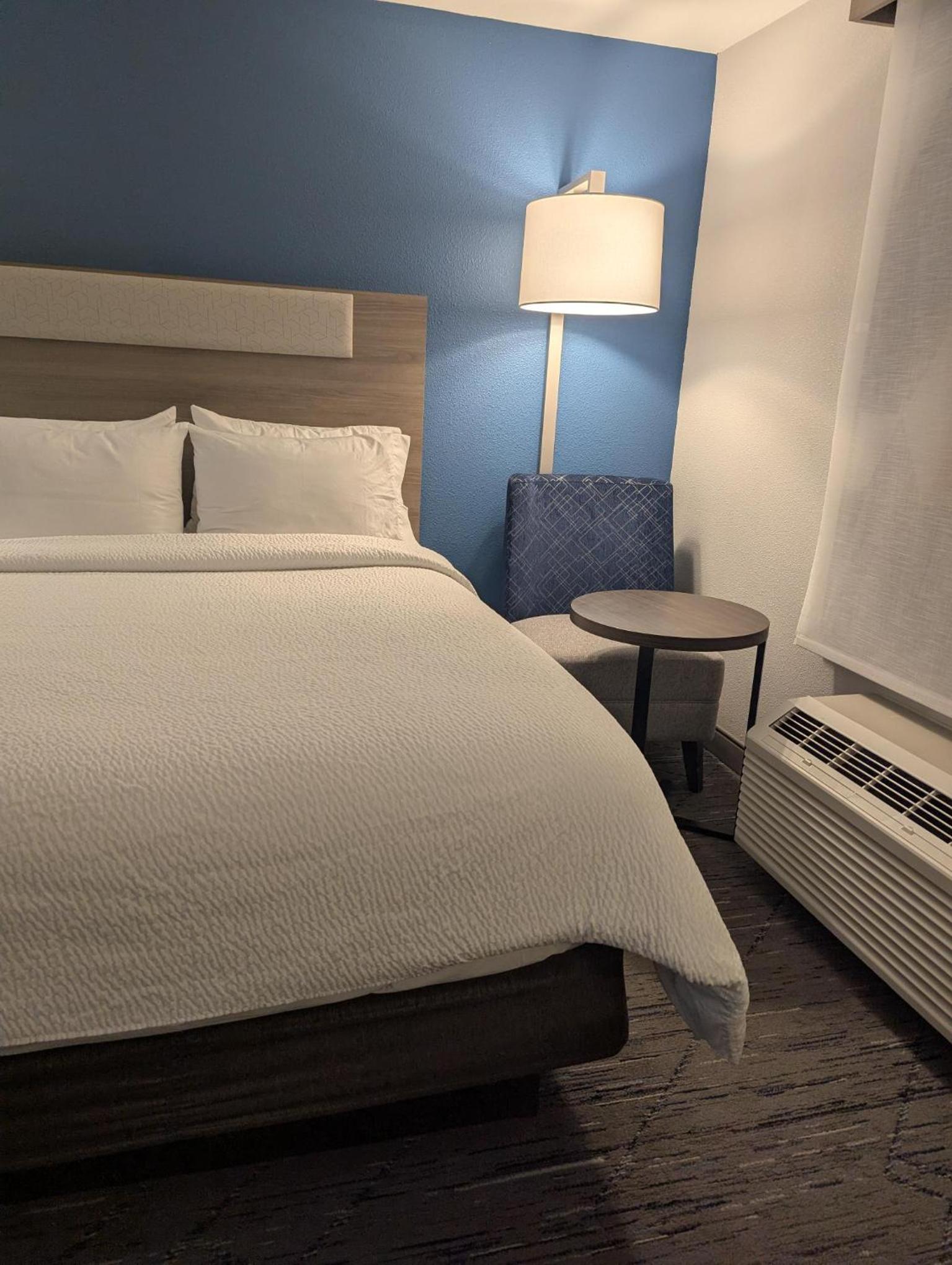 Standard Queen Room with Two Queen Beds - Extra Floor Space photo 2