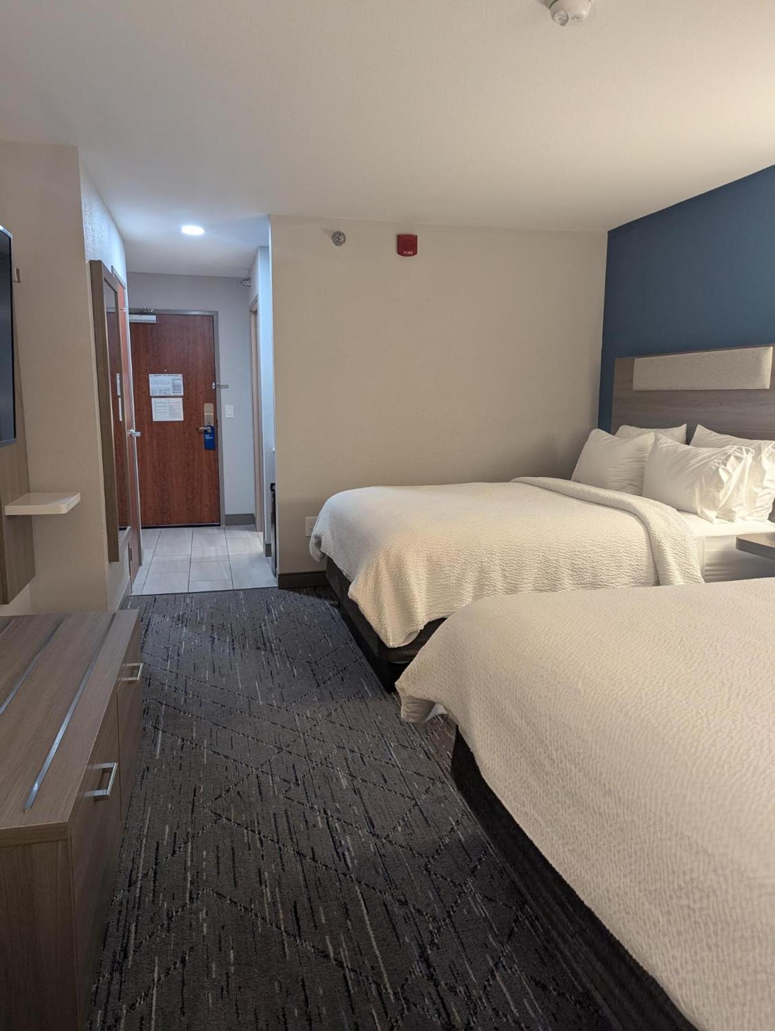 Standard Queen Room with Two Queen Beds - Extra Floor Space photo 3