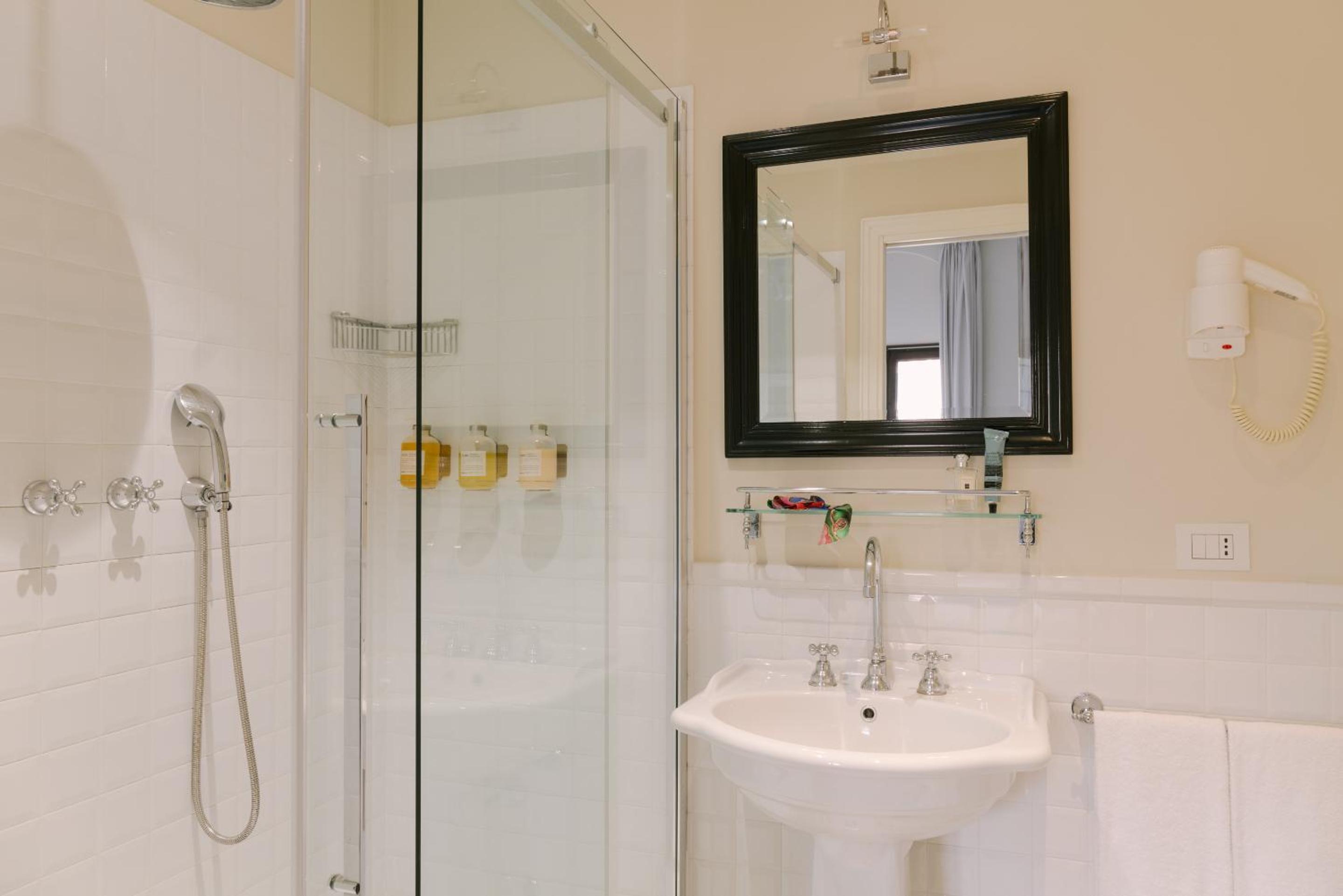 Standard Double Room thumbnail 5