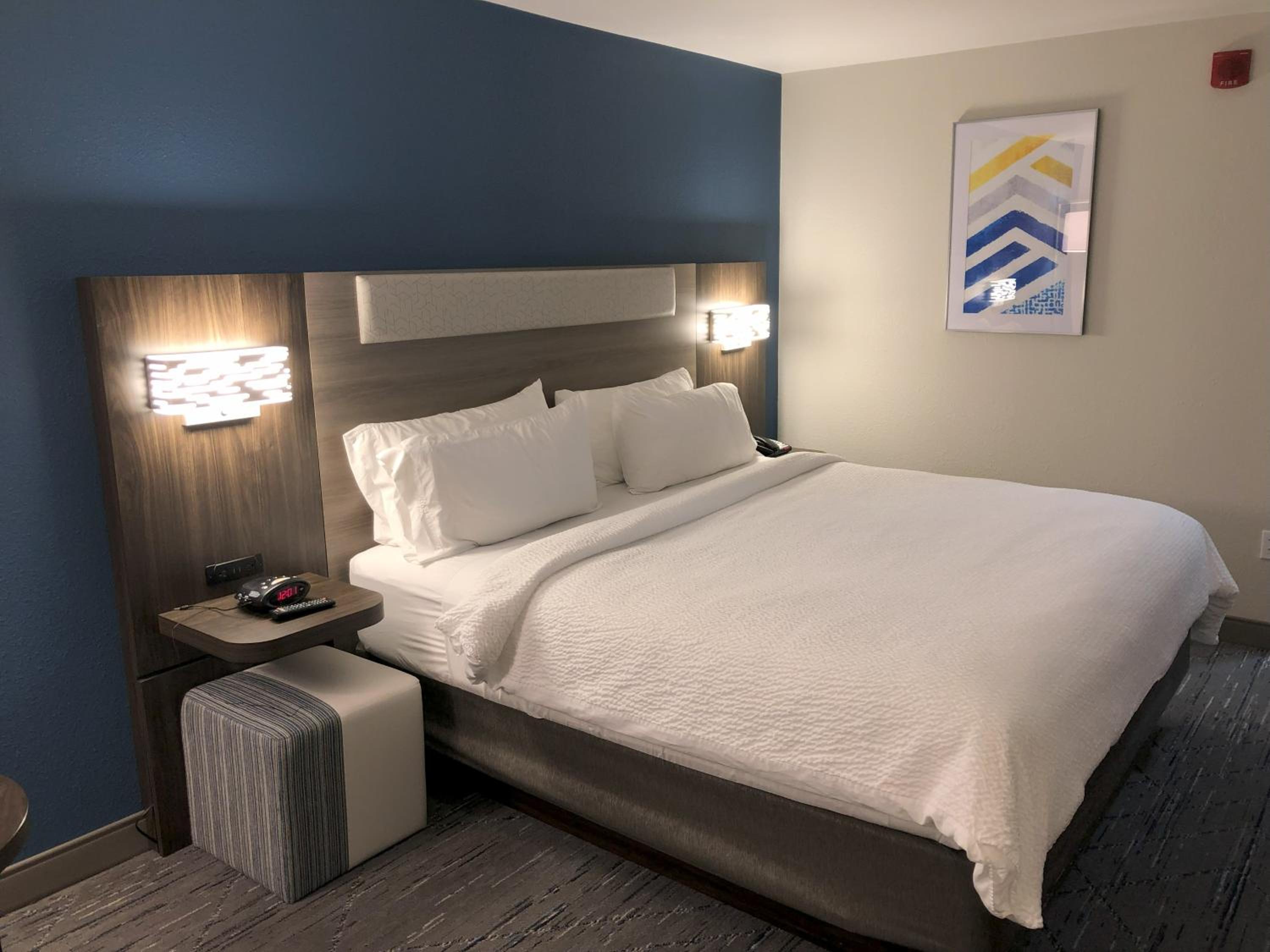 Standard King Room with Extra Space - Photo 4