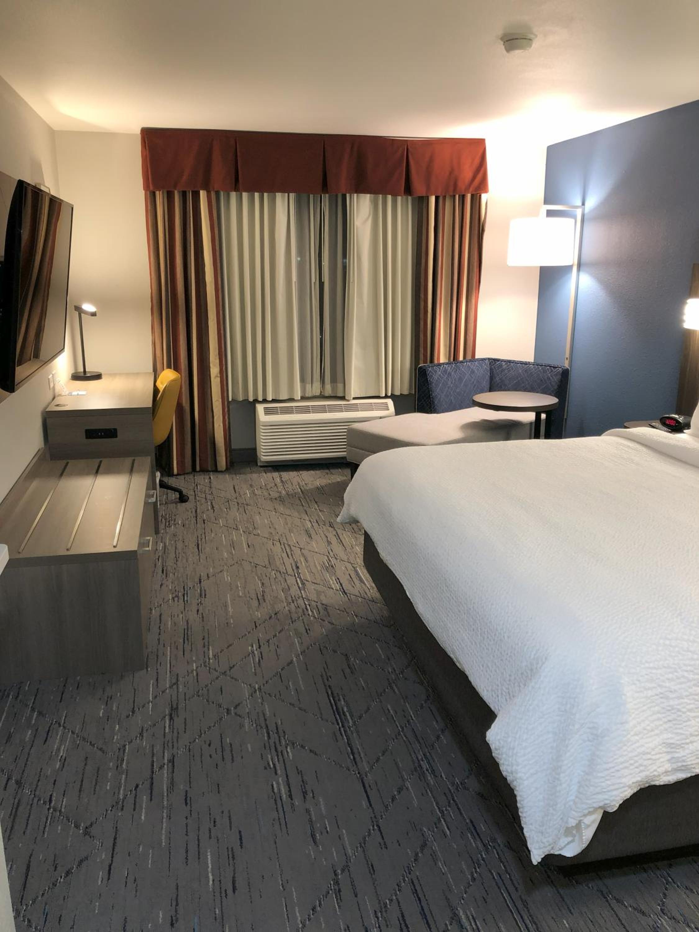 Standard King Room with Extra Space - Photo 2