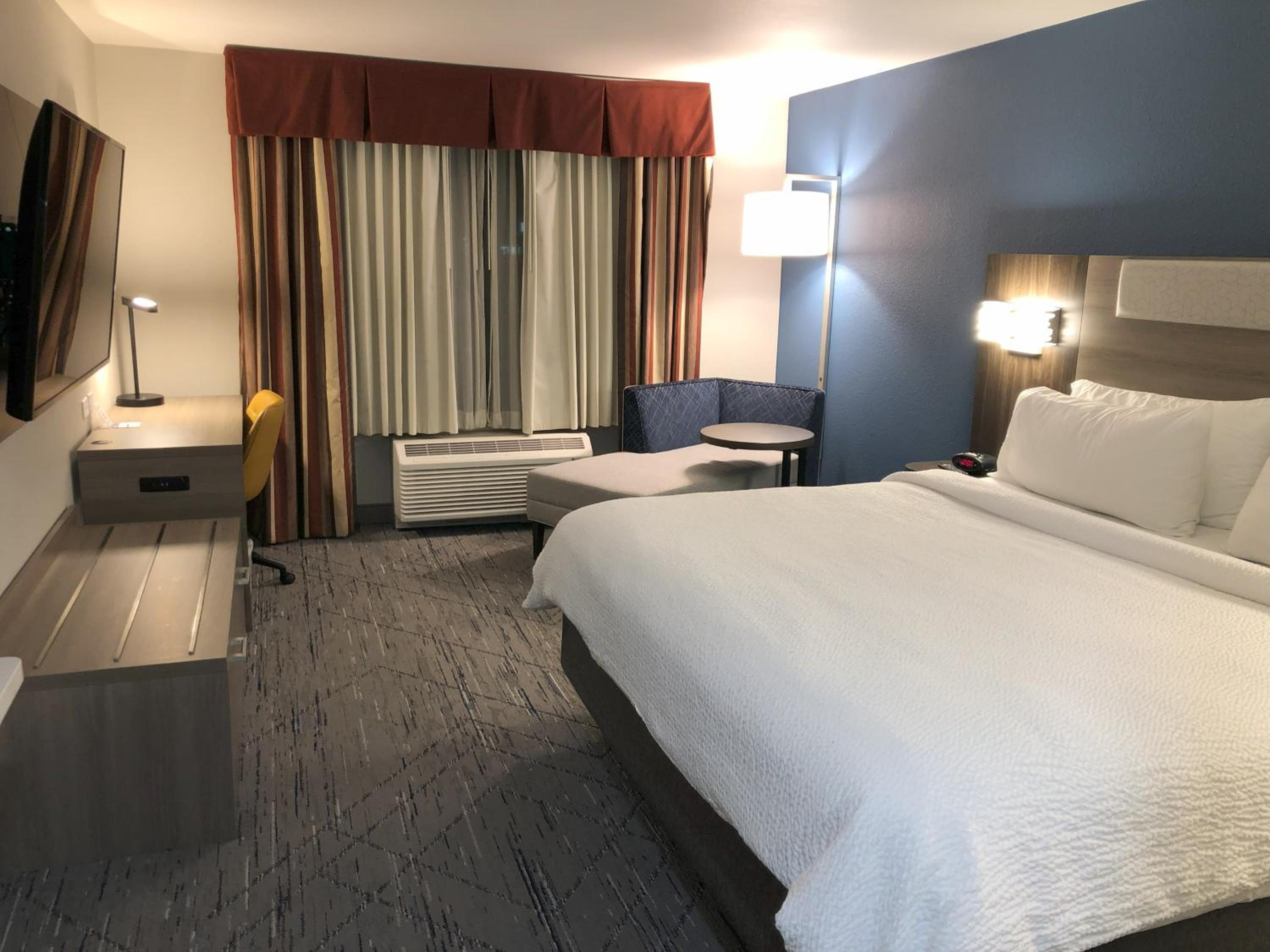 Standard King Room with Extra Space - Photo 1