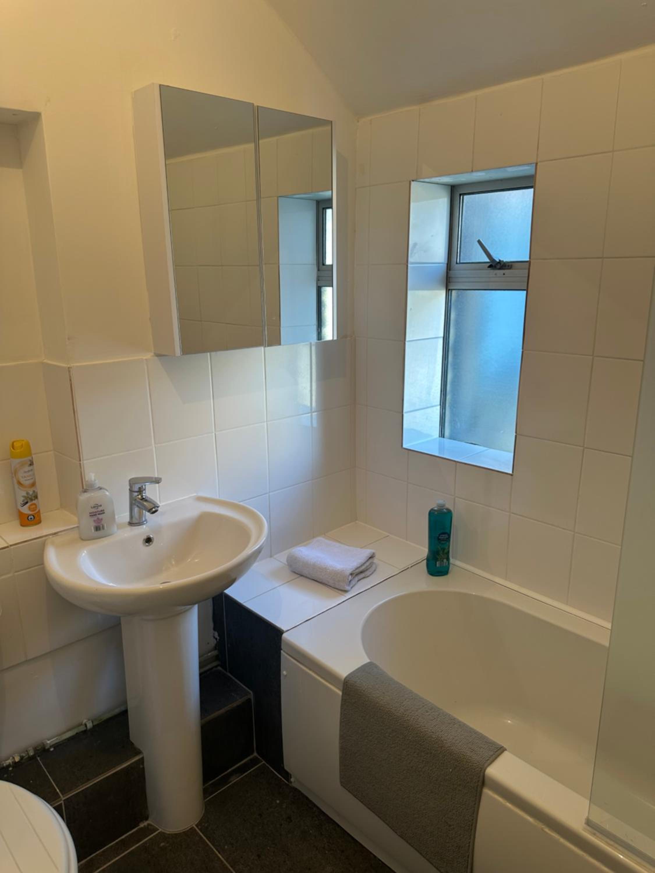 Standard Twin Room with Shared Bathroom photo 3