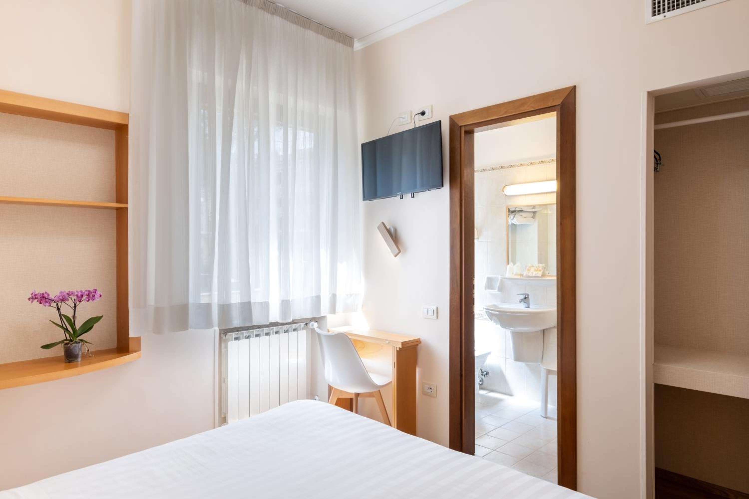 Double or Twin Room - Photo 15