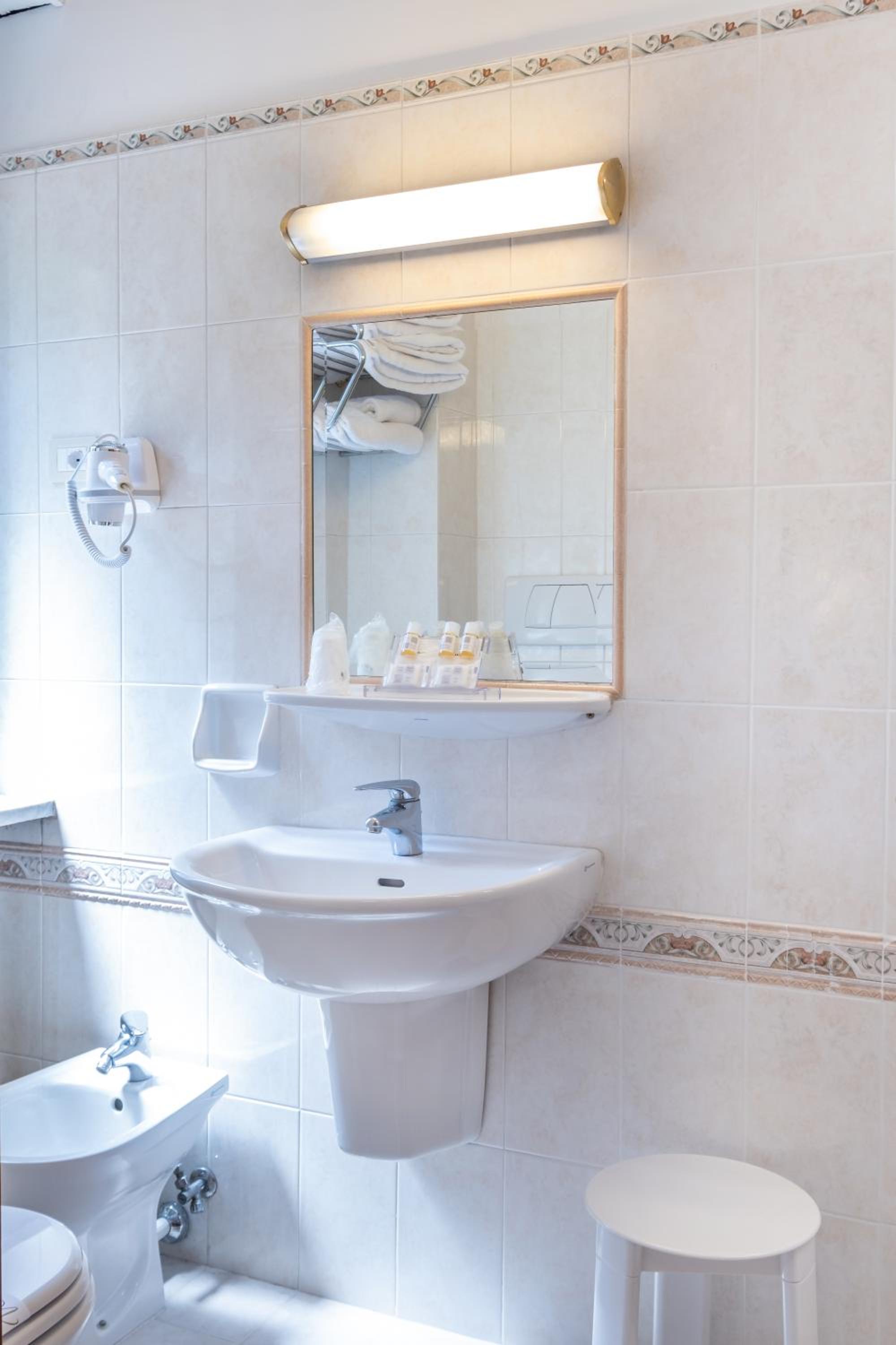Double or Twin Room - Photo 16