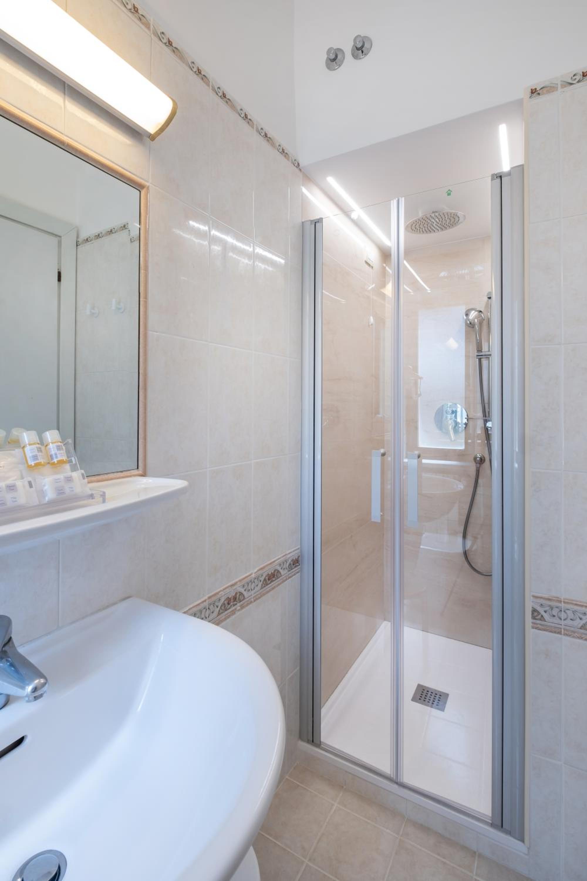 Double or Twin Room - Photo 18