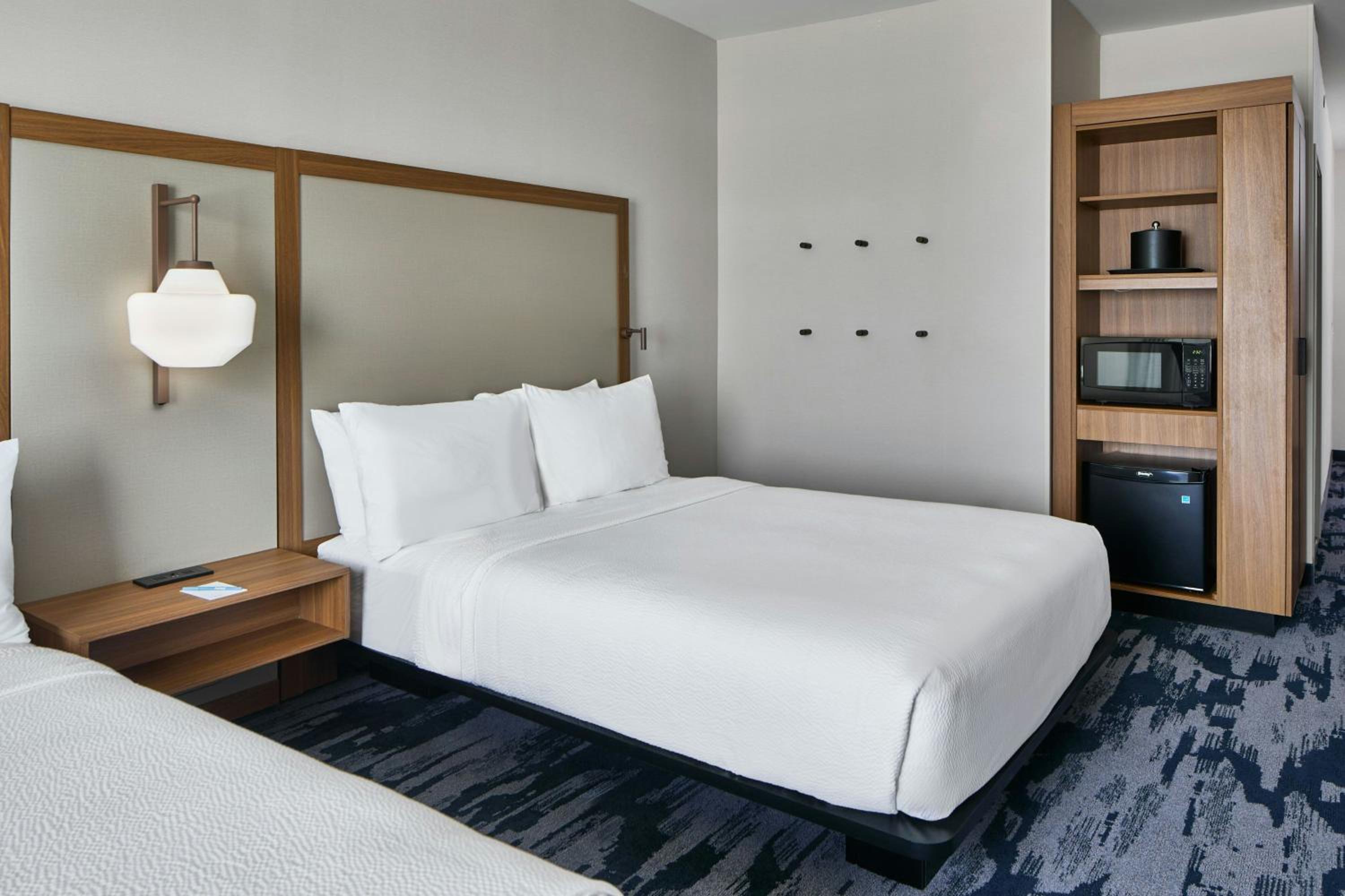 Standard Queen Room with Two Queen Beds - Photo 5